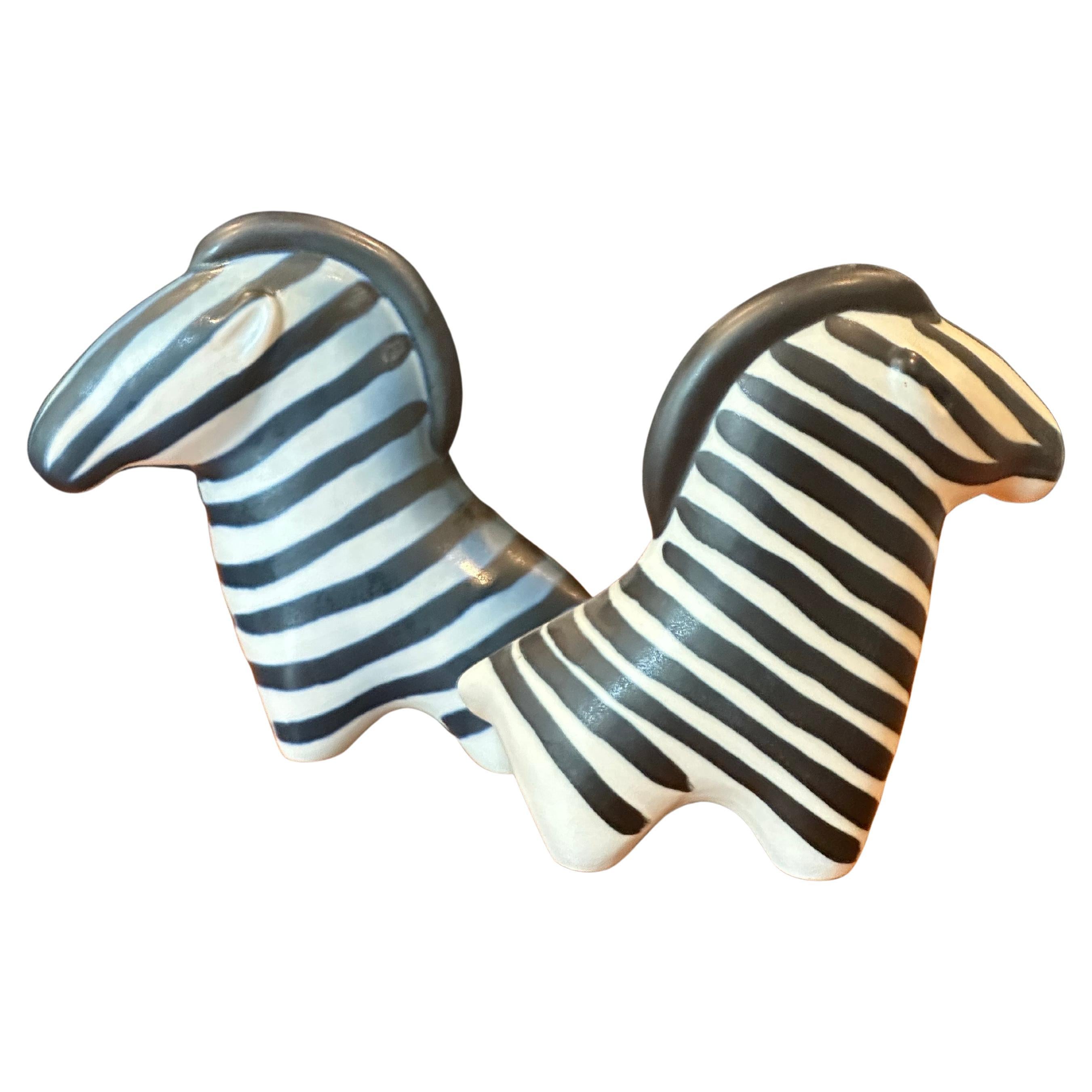 Scandinavo moderno Coppia di sculture di Zebra in porcellana di Taisto Kaassinenv per Arabia of Finland in vendita