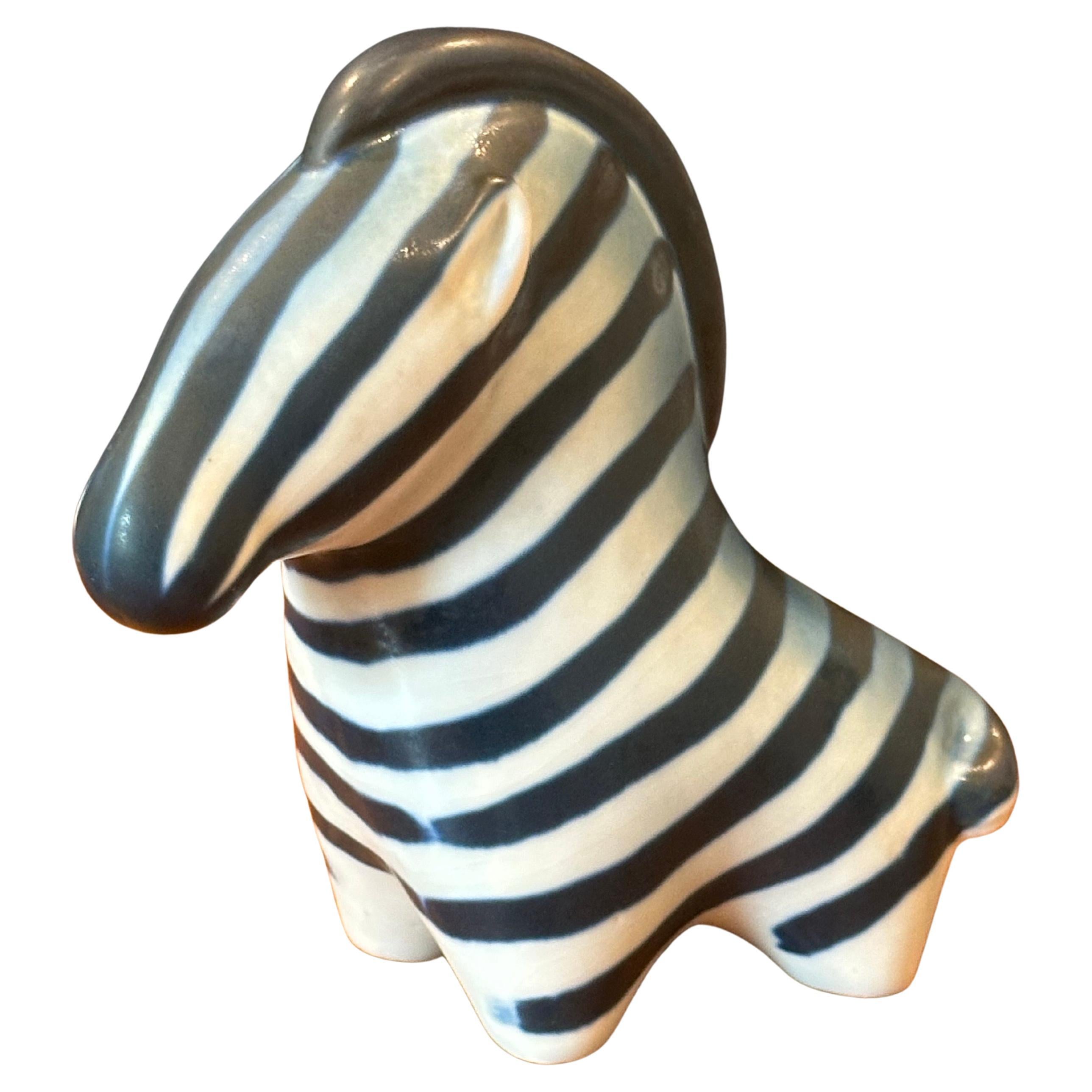 Finlandese Coppia di sculture di Zebra in porcellana di Taisto Kaassinenv per Arabia of Finland in vendita
