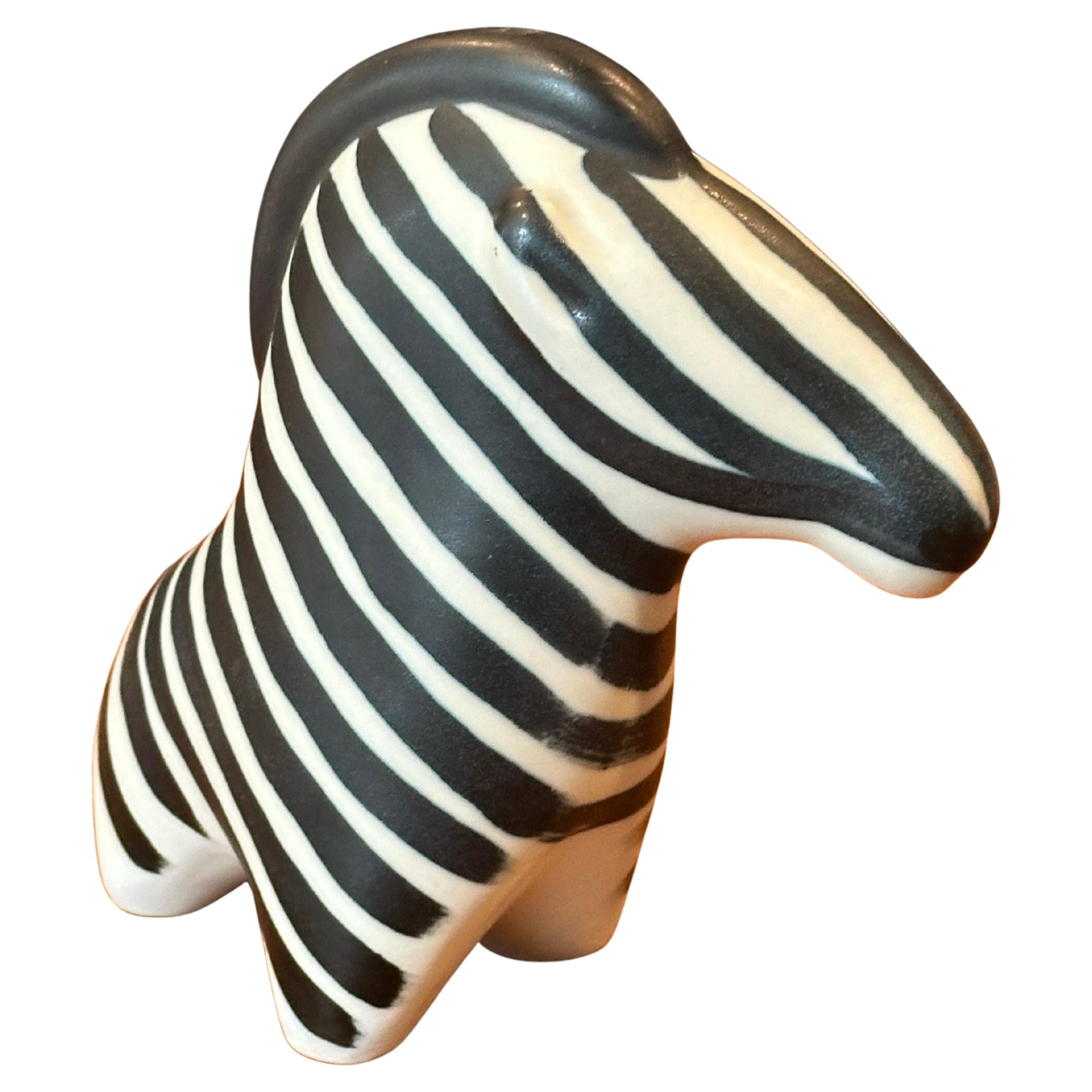 Coppia di sculture di Zebra in porcellana di Taisto Kaassinenv per Arabia of Finland In condizioni buone in vendita a San Diego, CA