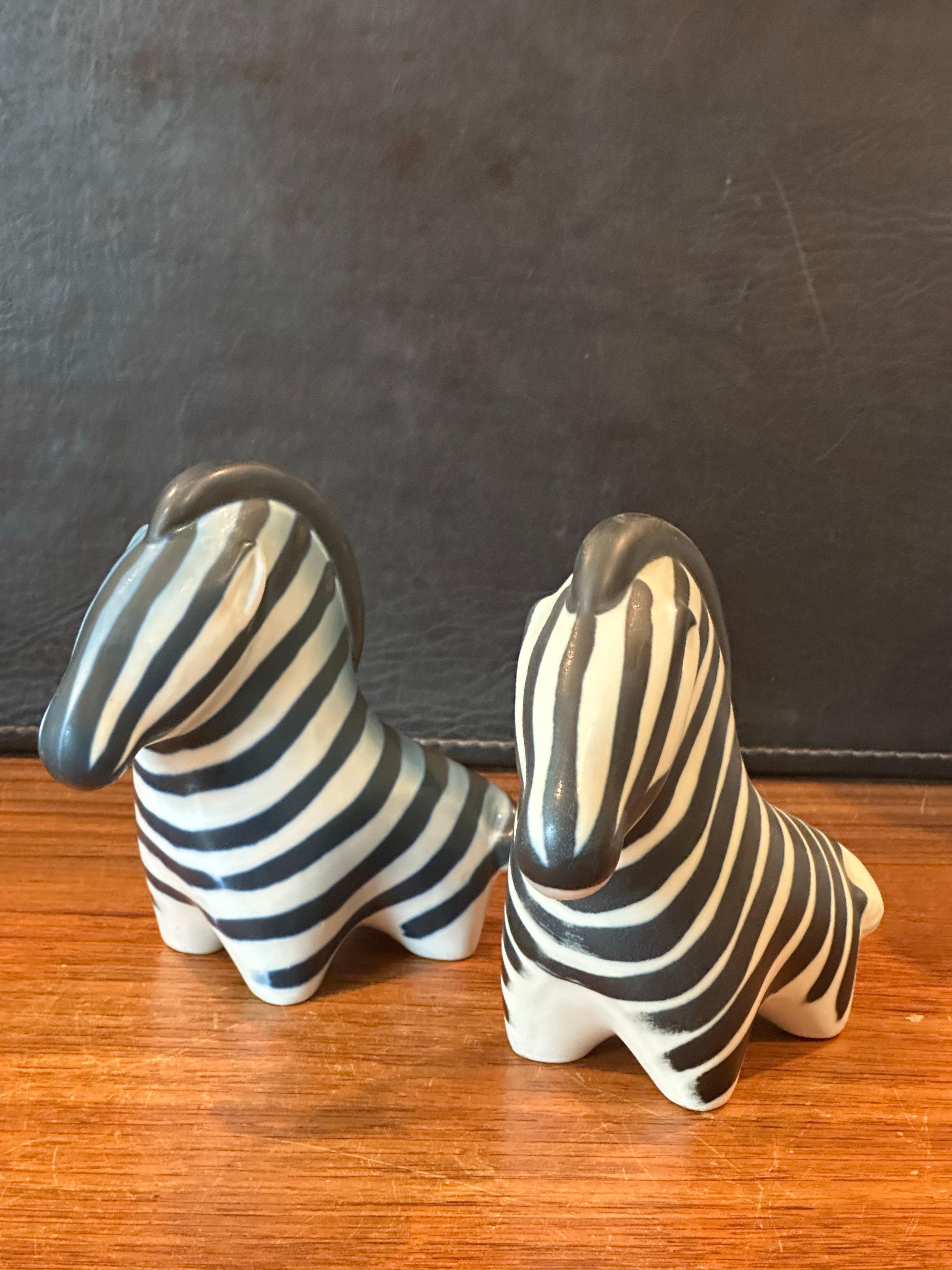 Porcellana Coppia di sculture di Zebra in porcellana di Taisto Kaassinenv per Arabia of Finland in vendita