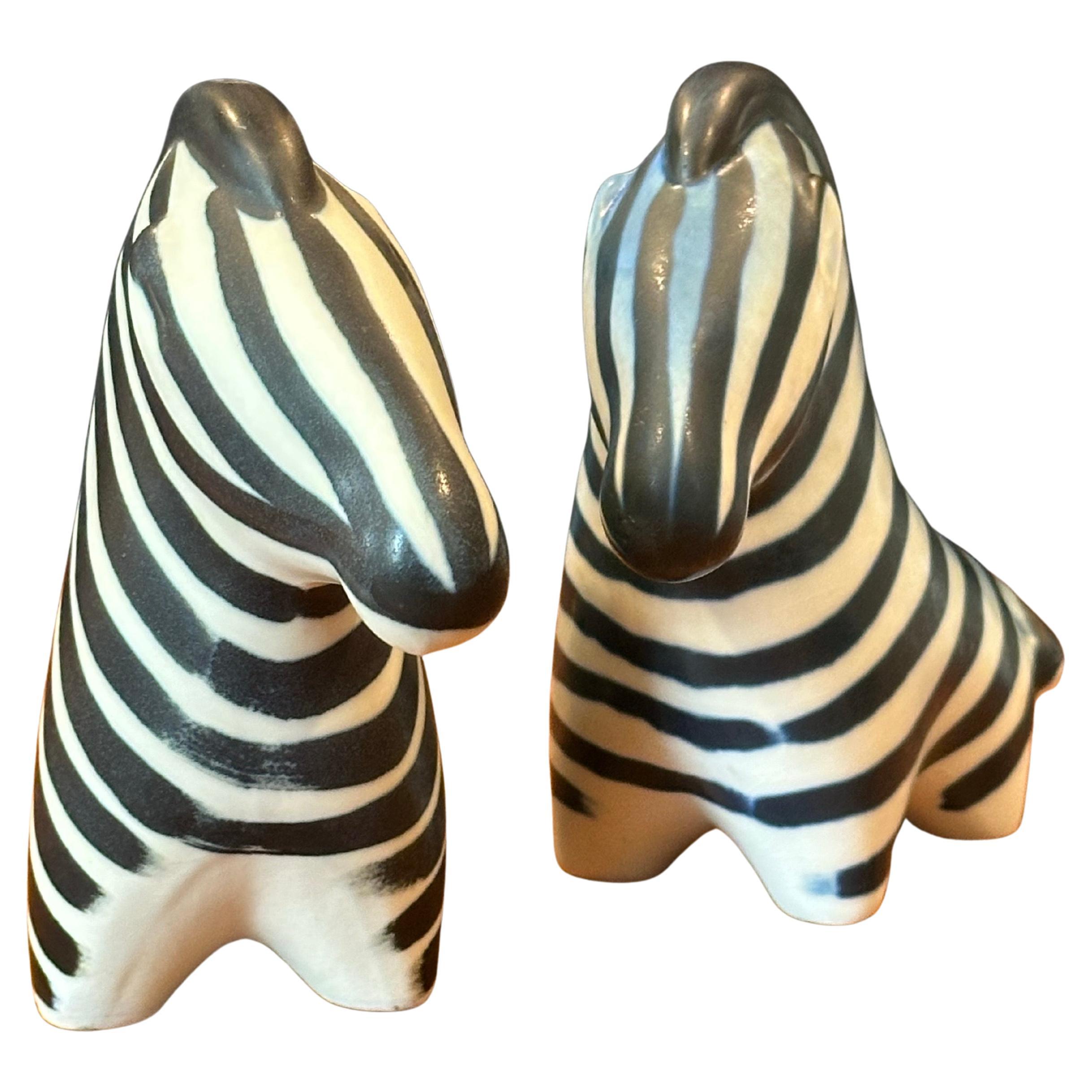 Coppia di sculture di Zebra in porcellana di Taisto Kaassinenv per Arabia of Finland in vendita