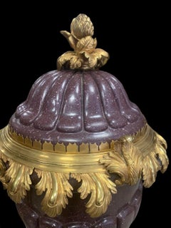 Paire de vases en porphyre