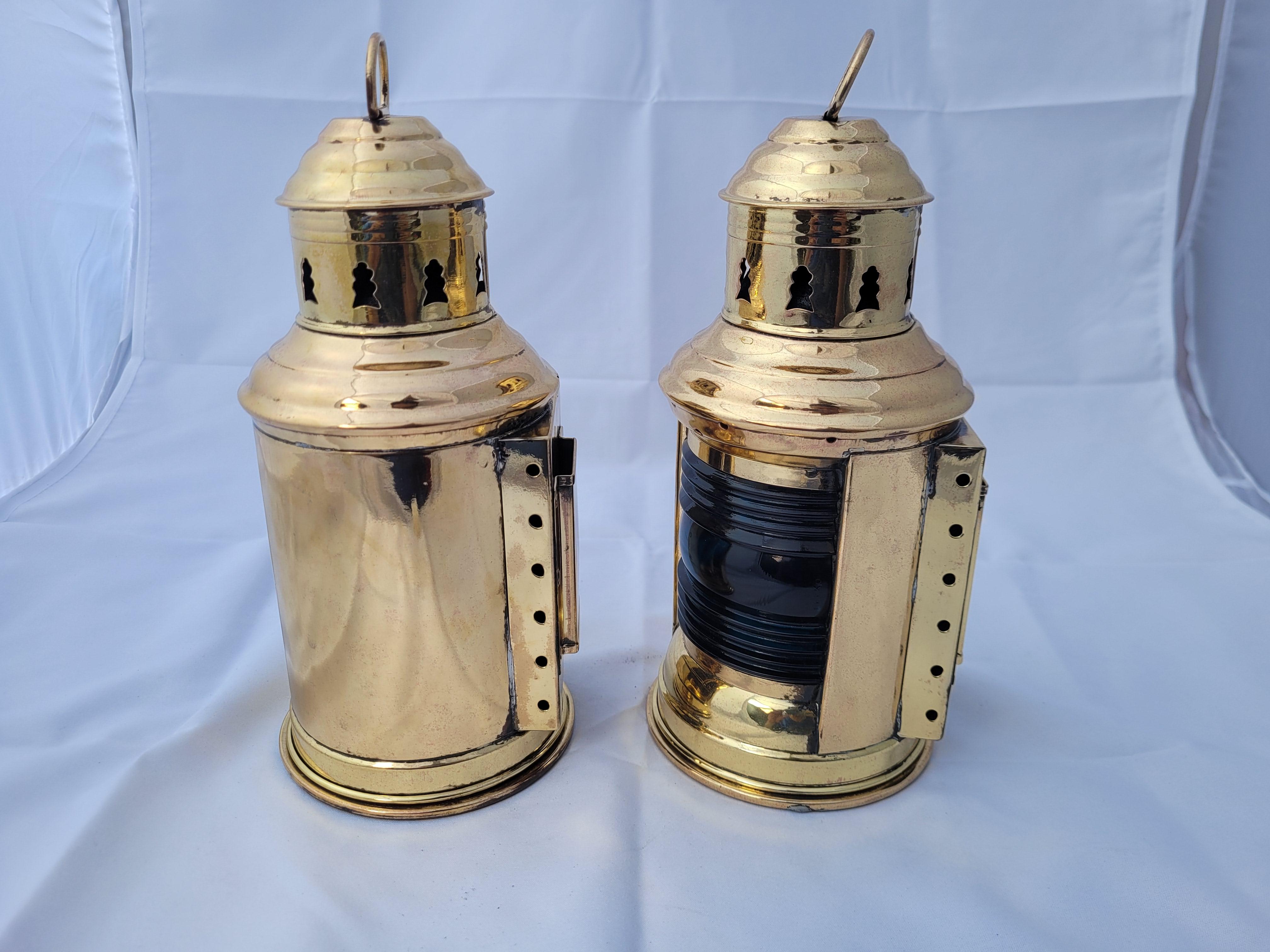 Pair of Port and Starboard Boat Lanterns In Good Condition For Sale In Norwell, MA