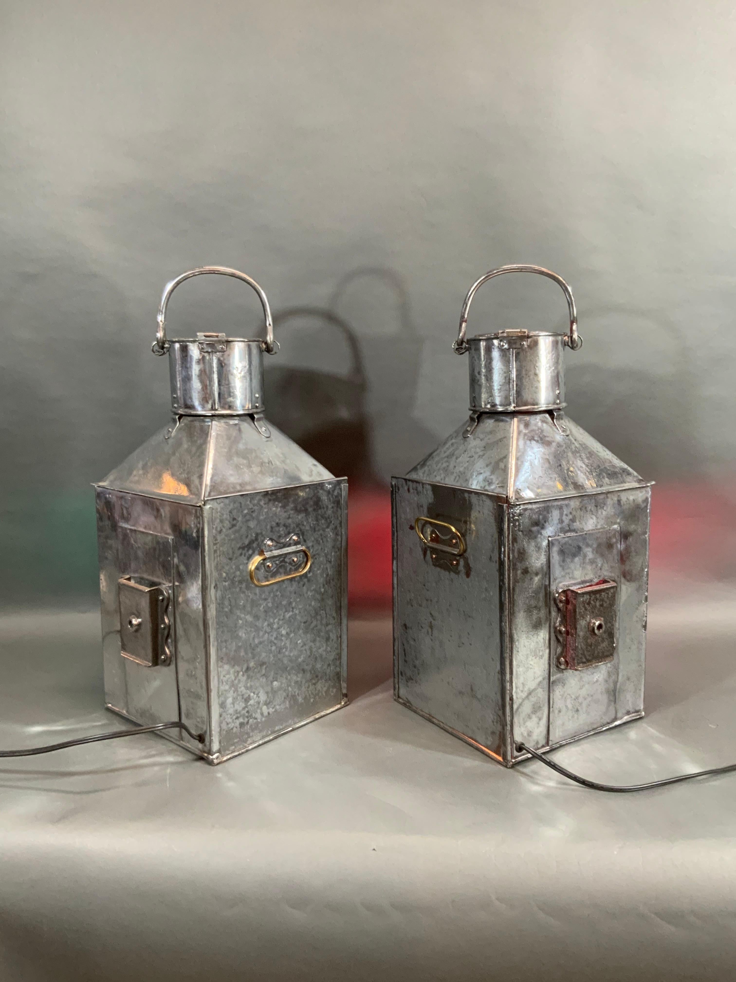 Acier Paire de lanternes de navire à bâbord et à tribord par Meteorite « P18124 » et « P137559 » en vente