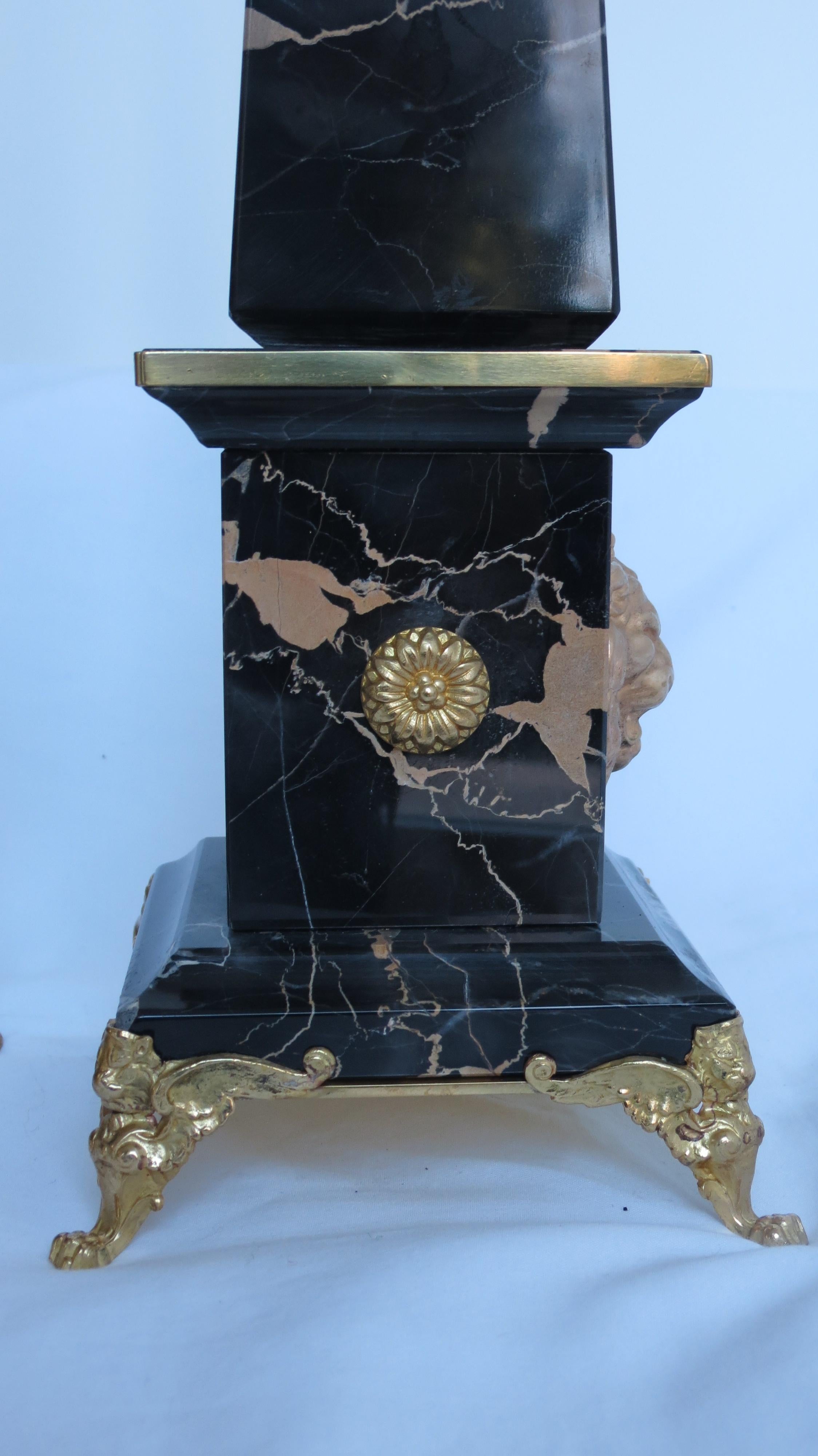 Paire d'obélisques Portoro en marbre et bronze « Lion d'or », édition limitée, 2018 en vente 8