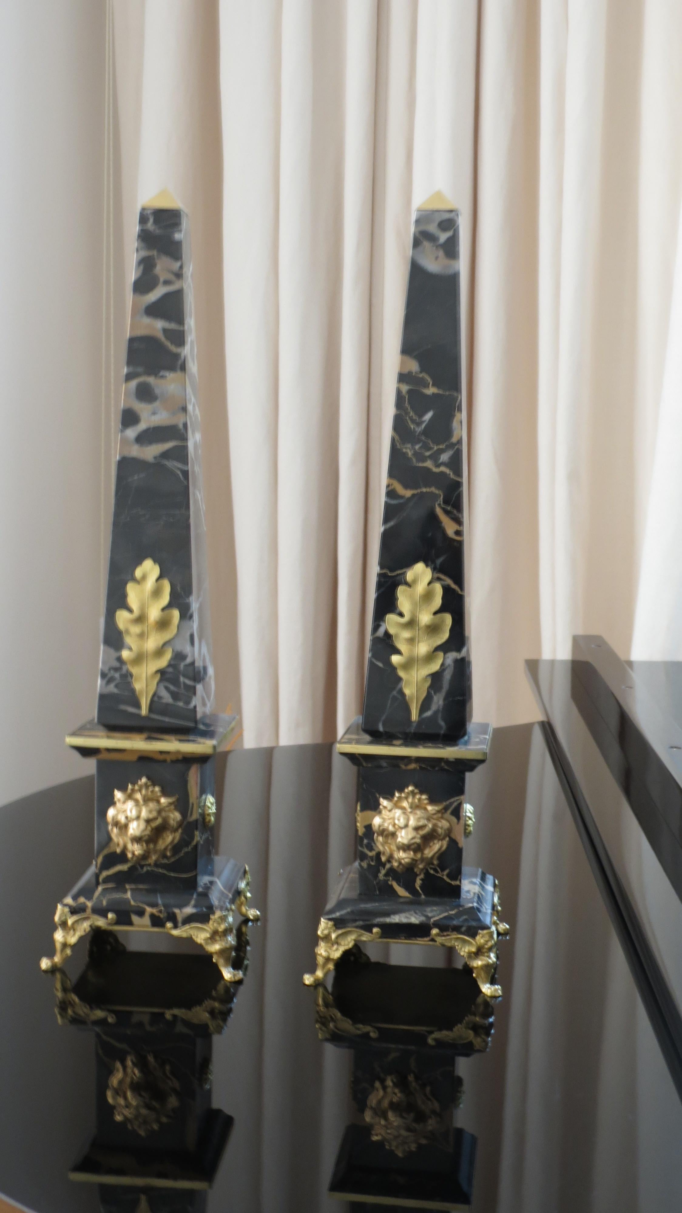 Paar Obelisken aus Portoro-Marmor und Bronze „Goldlöwe“, limitierte Auflage, 2018 im Angebot 13