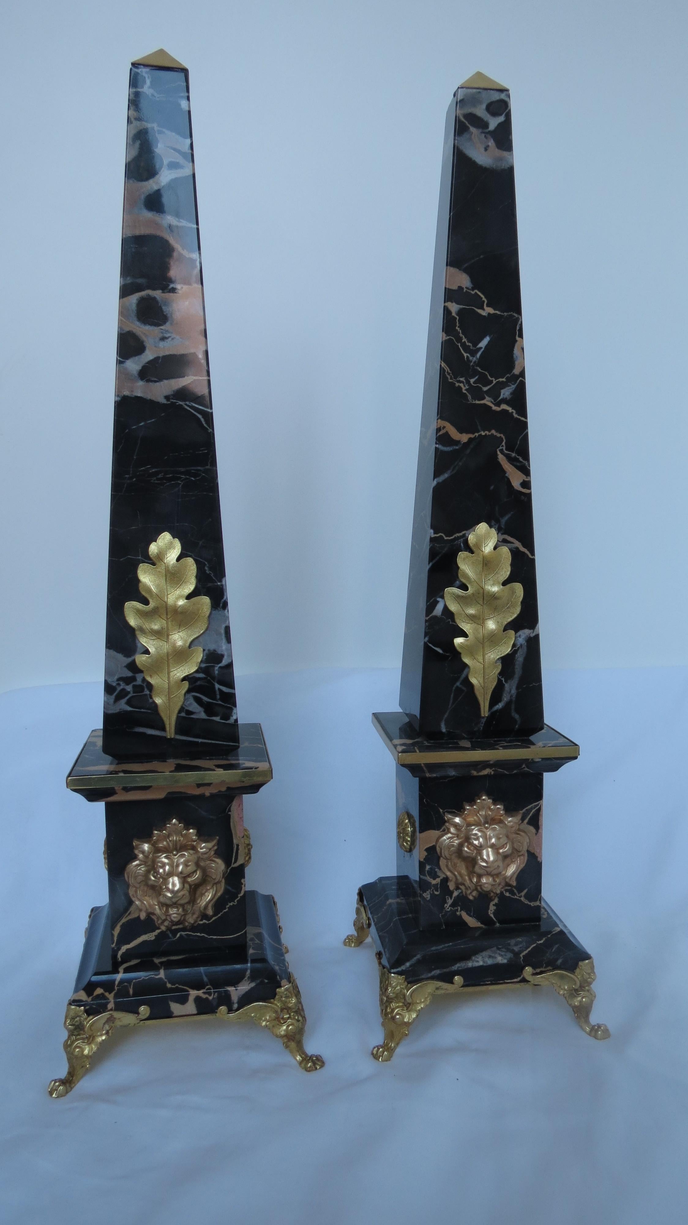 Paar italienische Obelisken aus Portoromarmor und Bronze, goldener Löwe -Grand Tour collection-
produziert von Lorenzo Ciompi, 2017 entworfen, produziert und ausgeführt direkt in Exklusivität für Compendio Gallery auf limitierte Auflage von