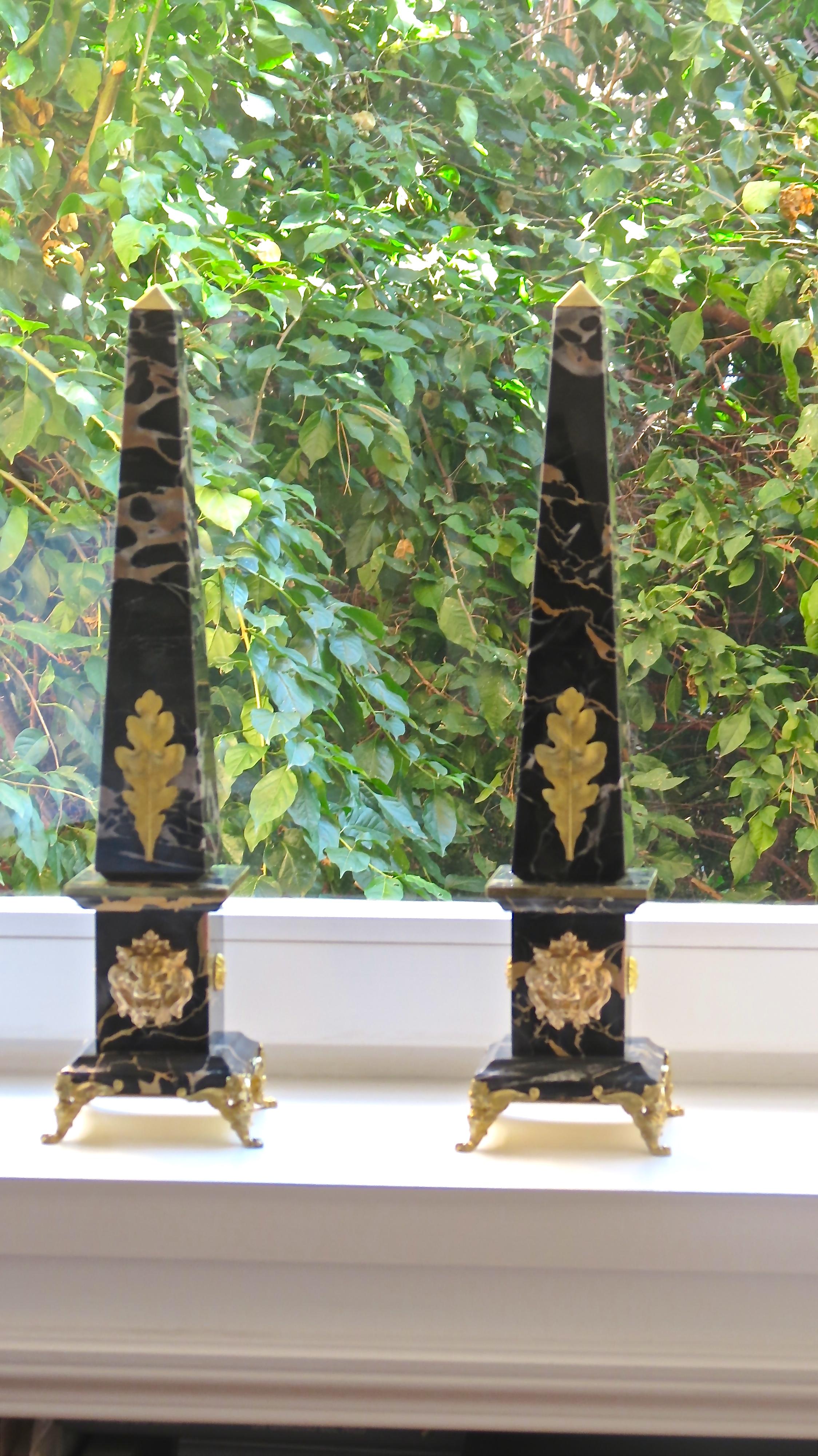 Paar Obelisken aus Portoro-Marmor und Bronze „Goldlöwe“, limitierte Auflage, 2018 im Angebot 14
