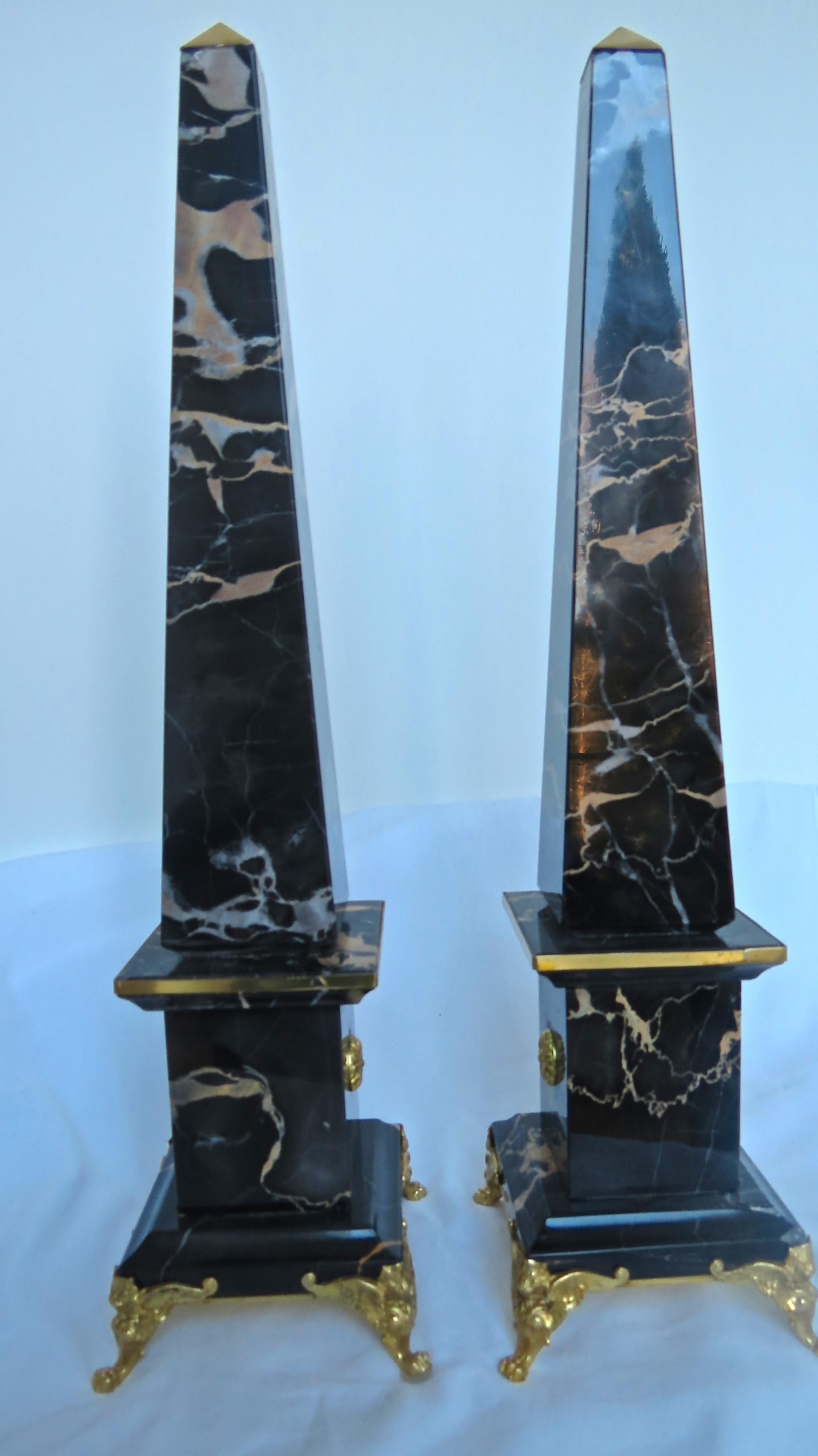 Paar Obelisken aus Portoro-Marmor und Bronze „Goldlöwe“, limitierte Auflage, 2018 (Grand Tour) im Angebot