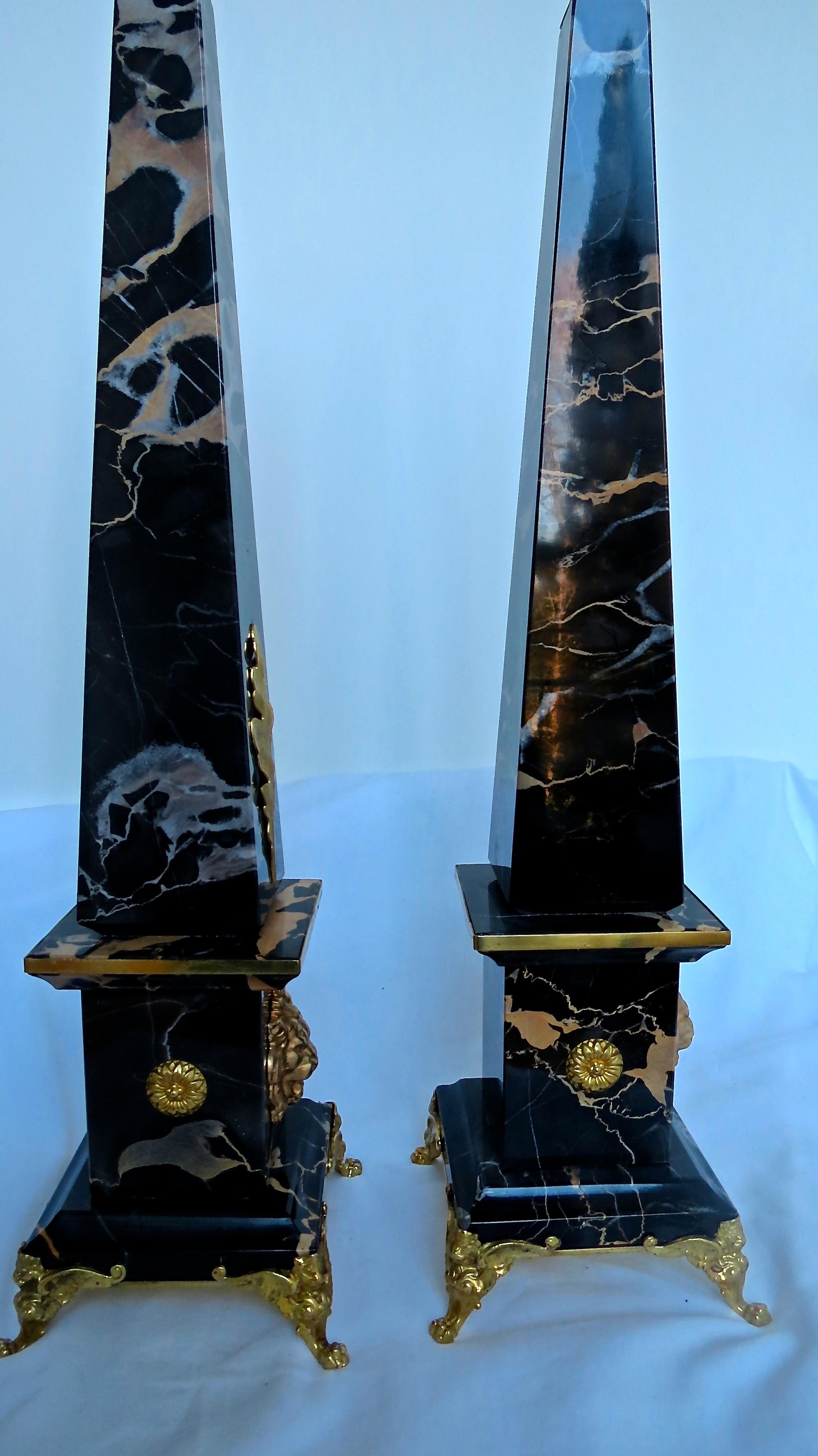 italien Paire d'obélisques Portoro en marbre et bronze « Lion d'or », édition limitée, 2018 en vente