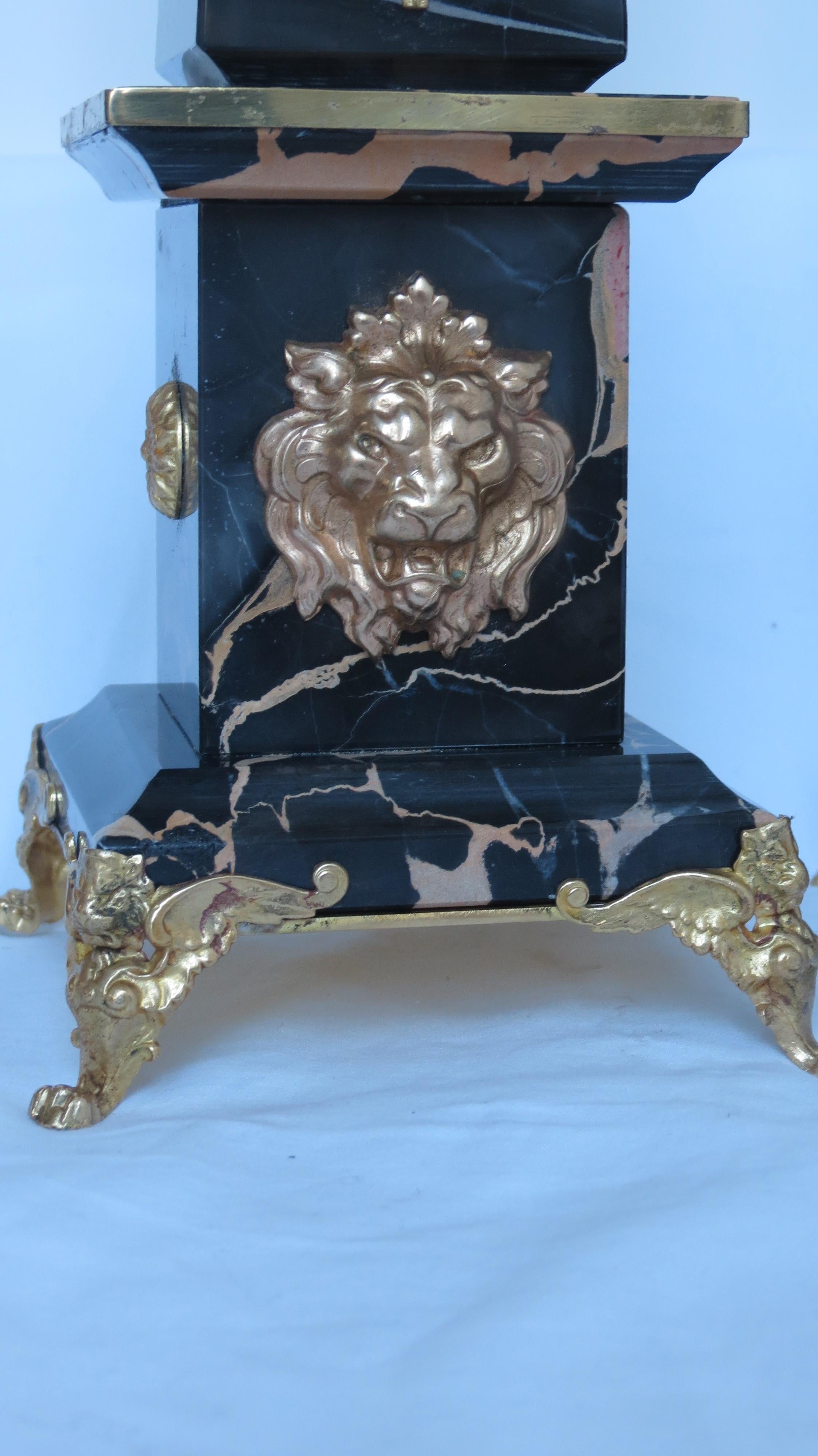 XXIe siècle et contemporain Paire d'obélisques Portoro en marbre et bronze « Lion d'or », édition limitée, 2018 en vente