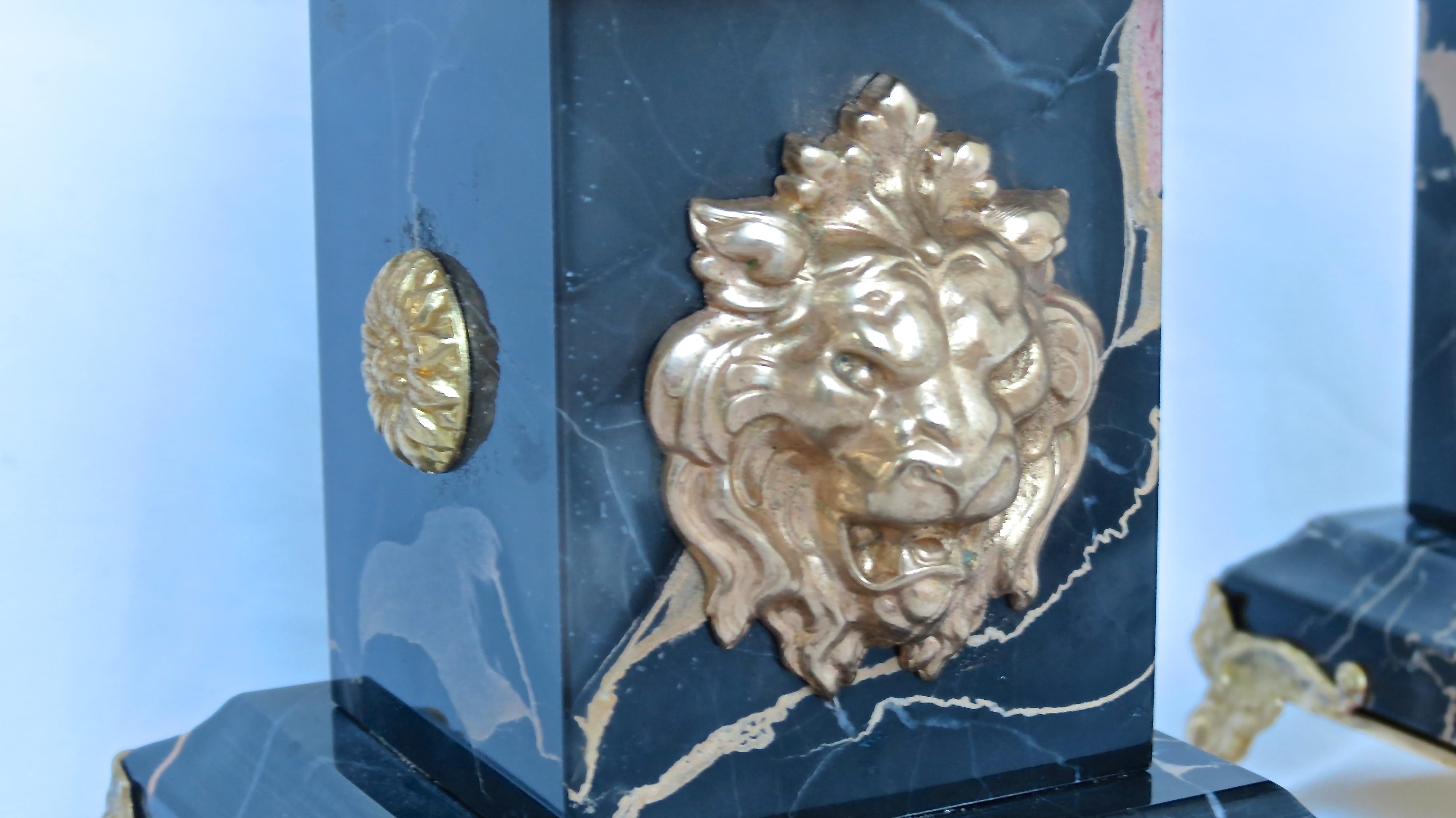 Paire d'obélisques Portoro en marbre et bronze « Lion d'or », édition limitée, 2018 en vente 1