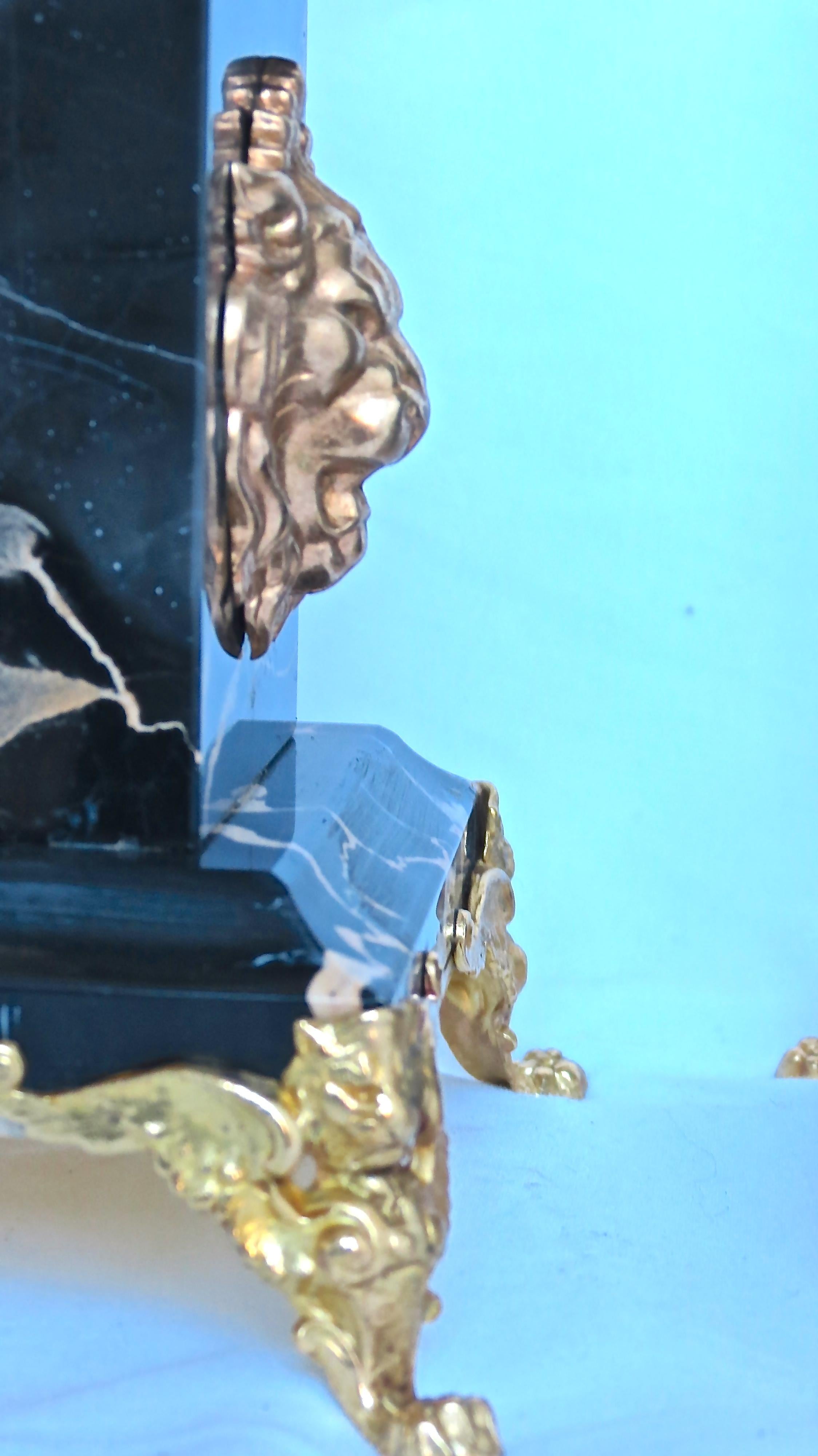 Paire d'obélisques Portoro en marbre et bronze « Lion d'or », édition limitée, 2018 en vente 2