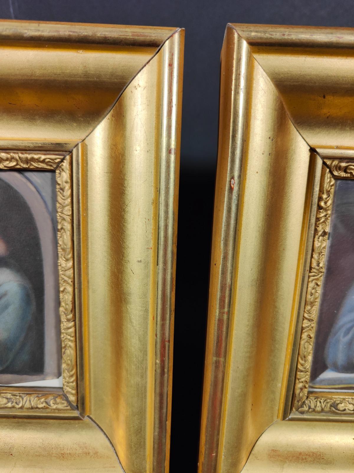 Paire de portraits sur ivoire. Anciens portraits renascentistes sur plaque d'ivoire avec cadre en bois doré. Chacune mesure : 21x21 et 11x11 cm.
Bon état.