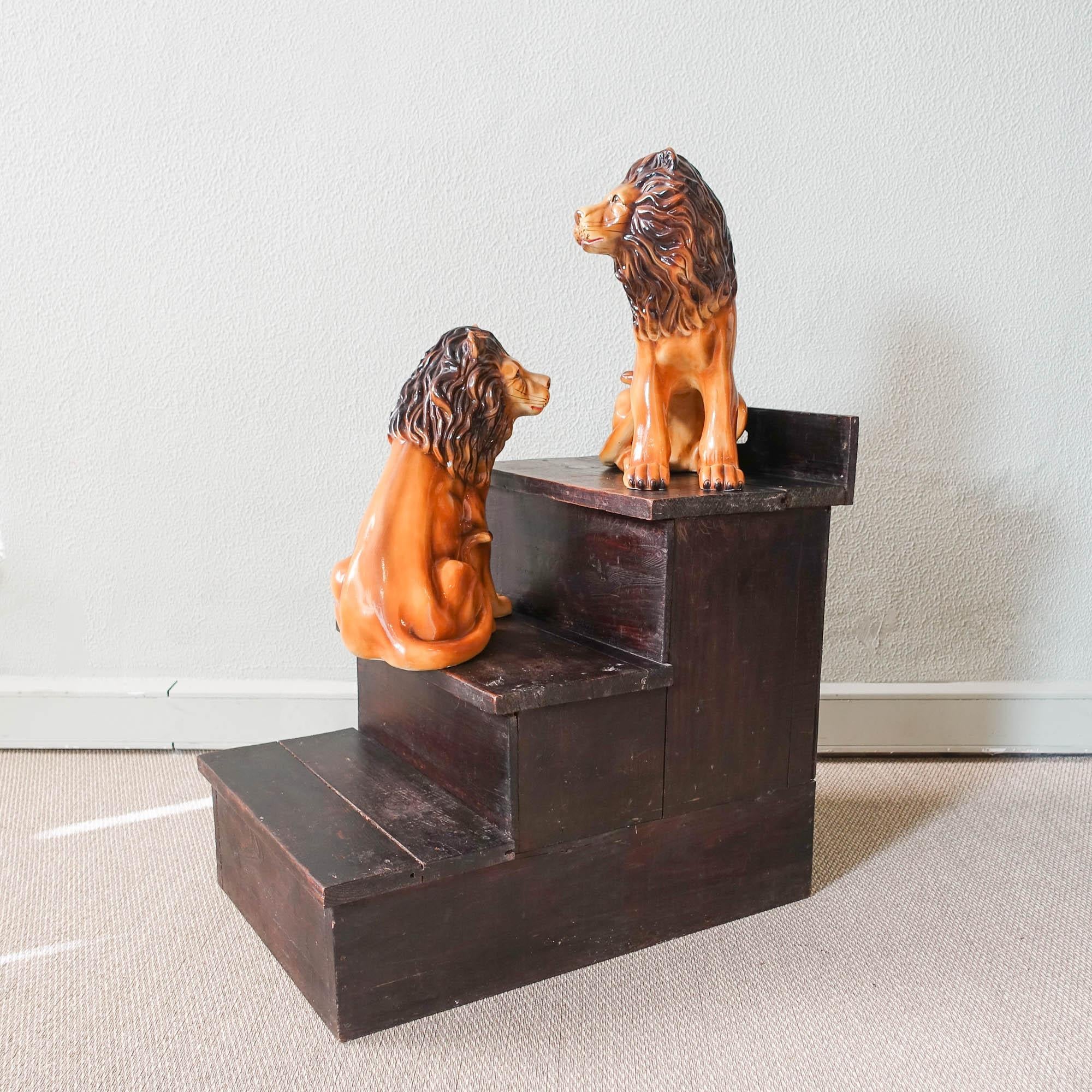 This pair of ceramic lions sculptures were produced in Portugal, during the 1970s. They are a decorative sculpture in ceramic, glazed and nice detailed. In original and good vintage condition, with no chips or cracks.