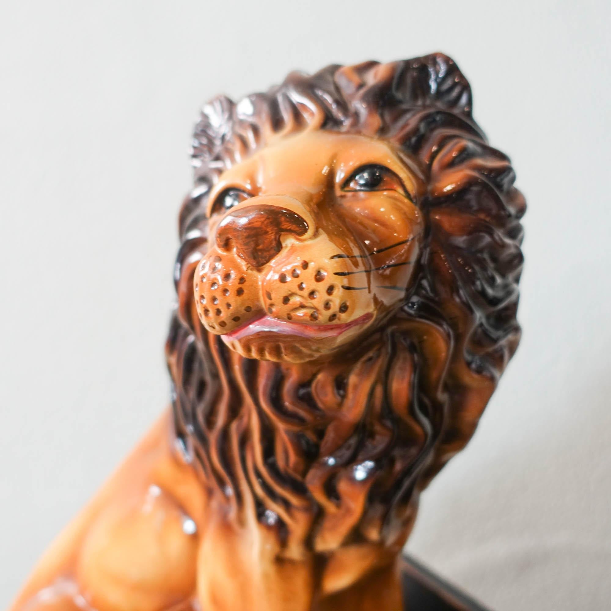 Paire de sculptures décoratives portugaises en céramique représentant un lion, années 1970 en vente 1