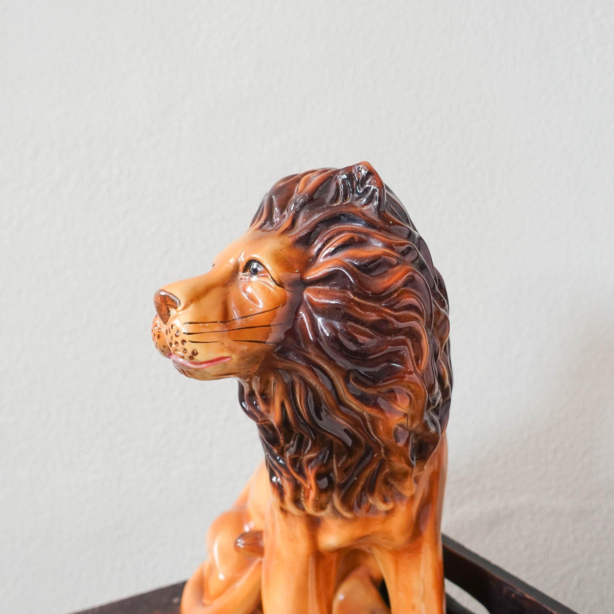 Paire de sculptures décoratives portugaises en céramique représentant un lion, années 1970 en vente 2