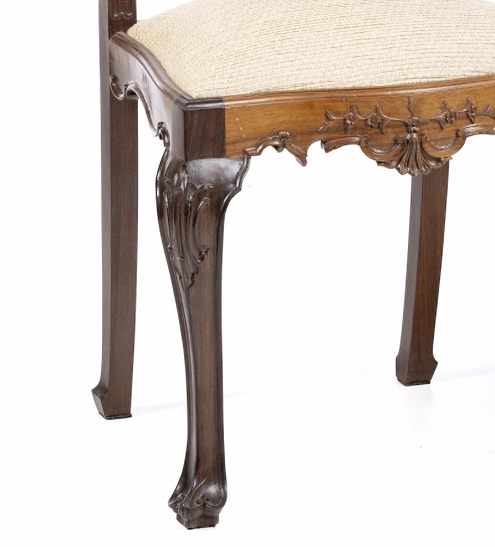 PAIRE DE CHAISES PORTUGAISES D. JOSÉ 19e siècle

en bois de rose, sculpté.
Dossiers décorés d'éléments 