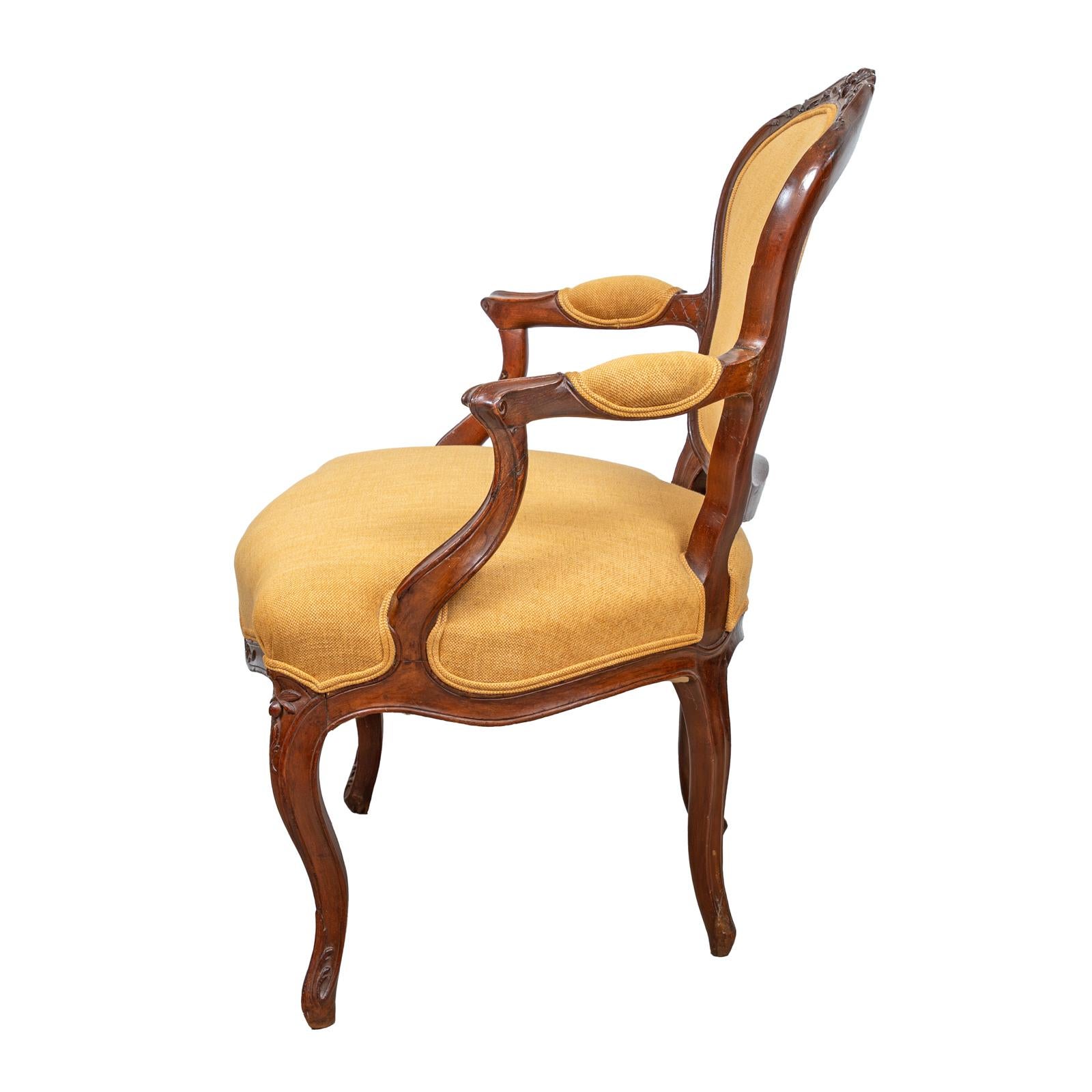 Portoghese Coppia di fauteuil portoghesi in legno di noce del periodo D. José I, XVIII secolo in vendita