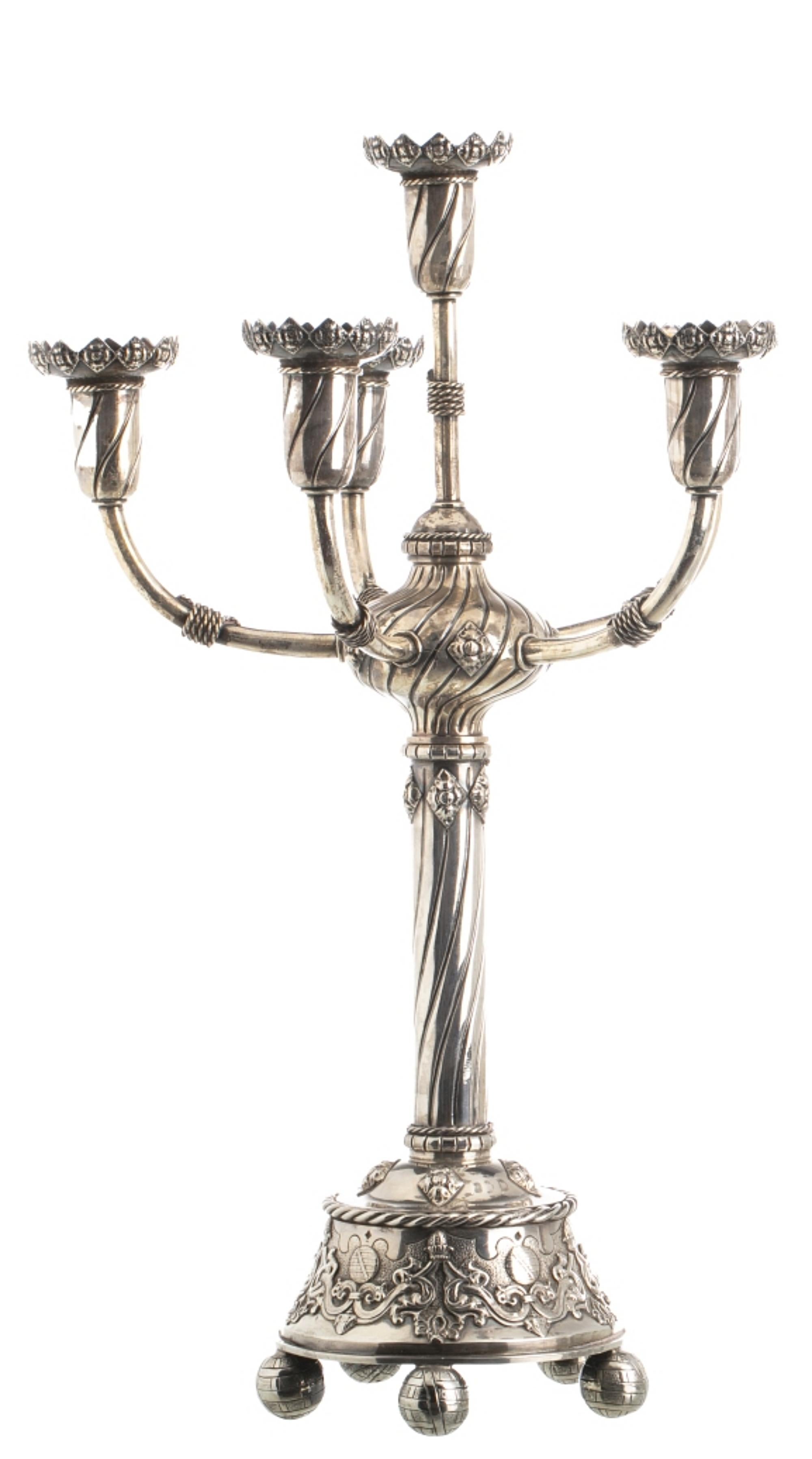 Portugais PAIRE DE CANDLESTICKS PORTUGUES EN ARGENT À FIVE Lumières 19ème Siècle en vente