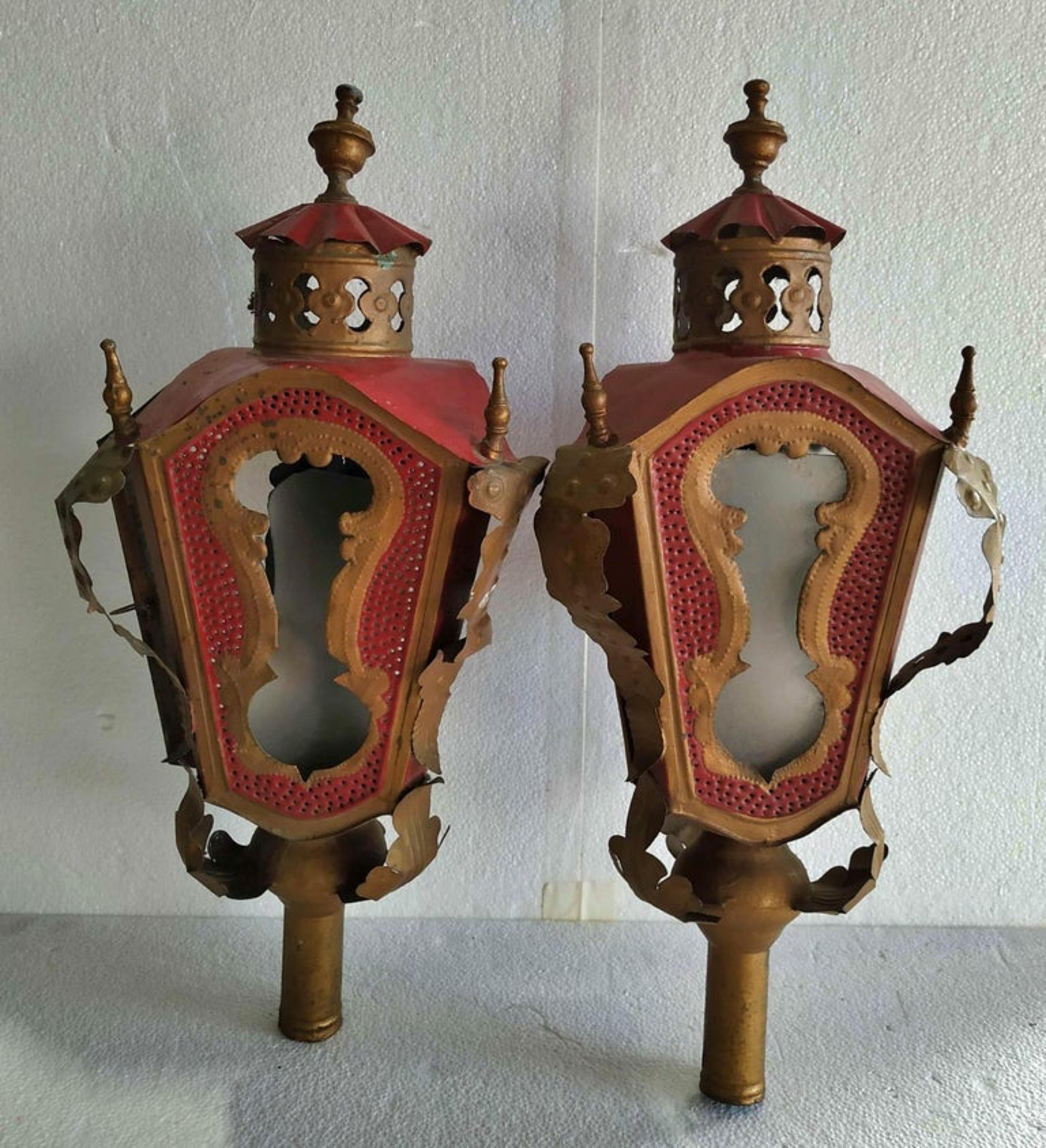 Paire de lanternes portugaises 18ème siècle

en métal peint et doré, côtés en verre.
Hauteur : 57 cm.
bonnes conditions