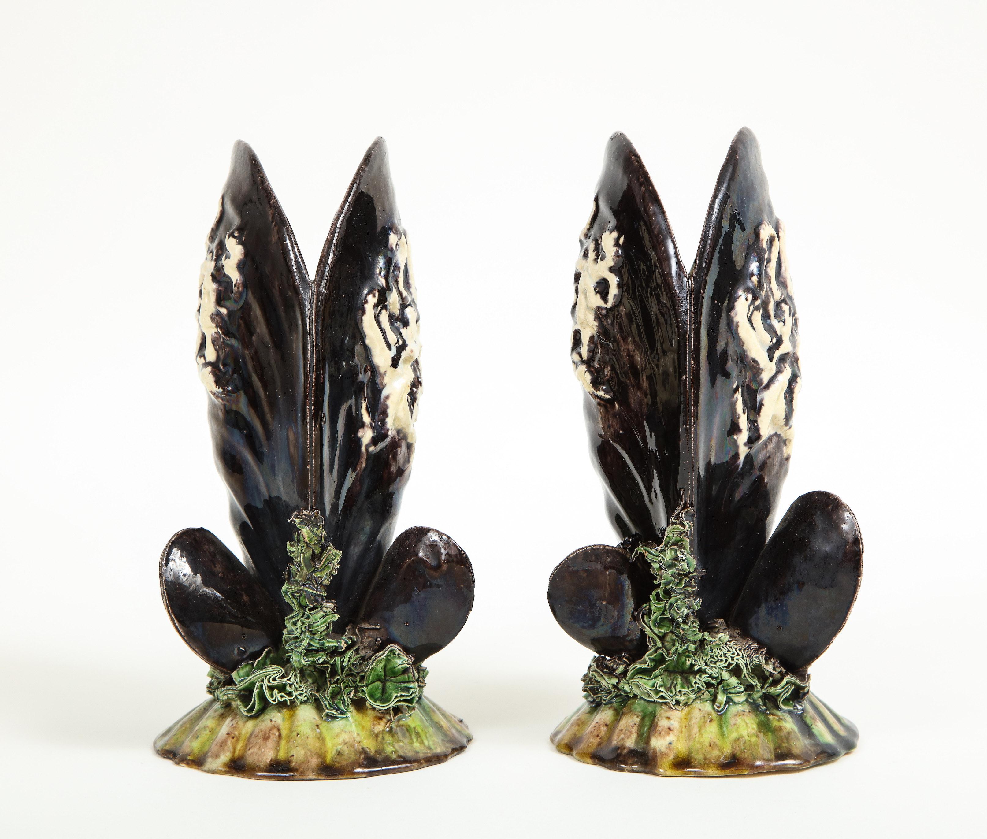 Portugais Paire de vases de déversement de moussins en majolique portugaise