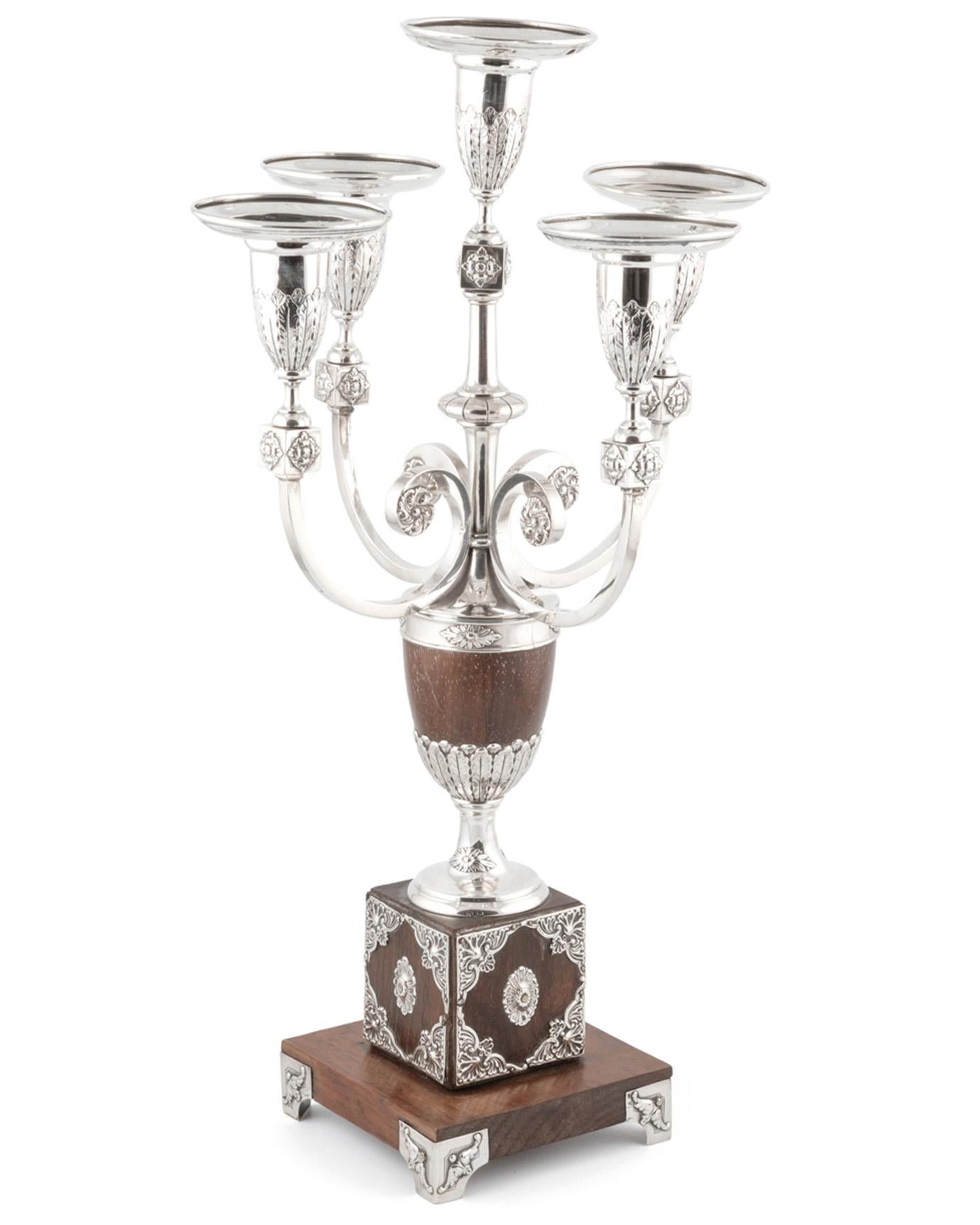 Neoclassico Coppia di candelabri portoghesi a cinque luci in stile neoclassico di Leitão & Irmão in vendita