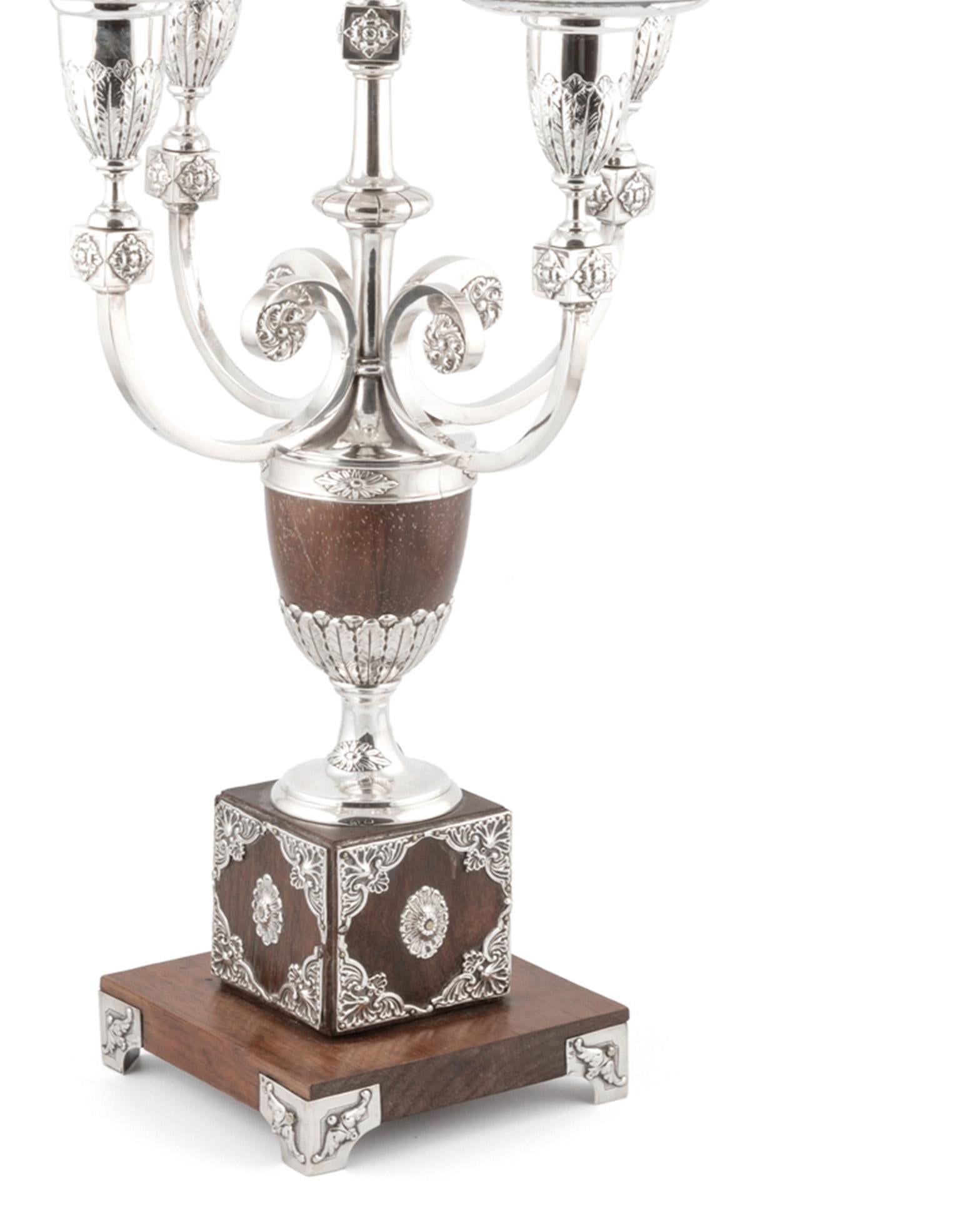 Portoghese Coppia di candelabri portoghesi a cinque luci in stile neoclassico di Leitão & Irmão in vendita
