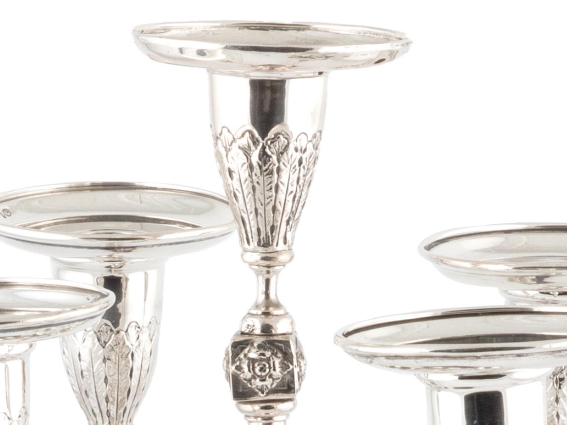 Argent Paire de candélabres à cinq lumières de style néoclassique portugais par Leitão & Irmão en vente
