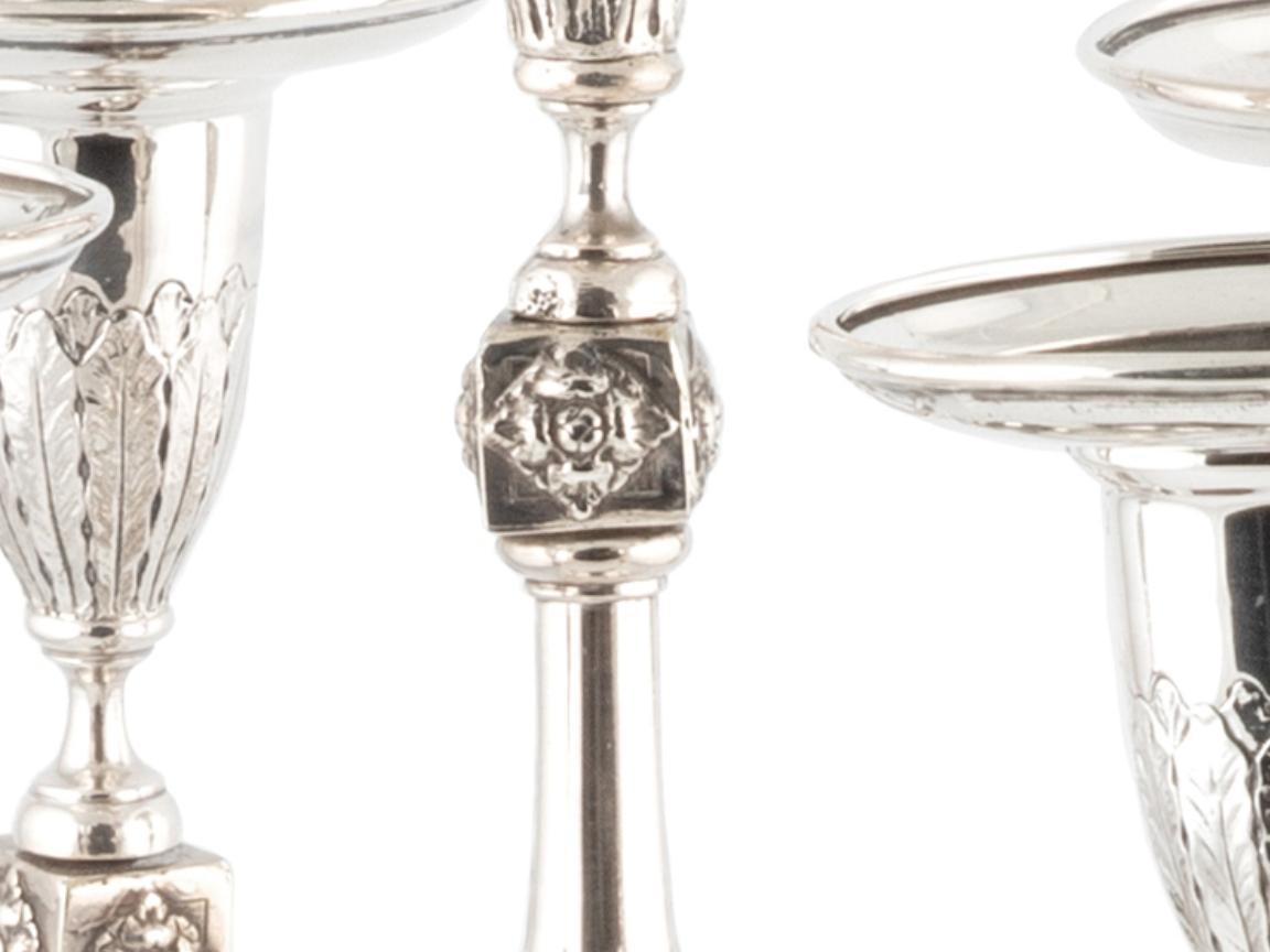 Paire de candélabres à cinq lumières de style néoclassique portugais par Leitão & Irmão en vente 1