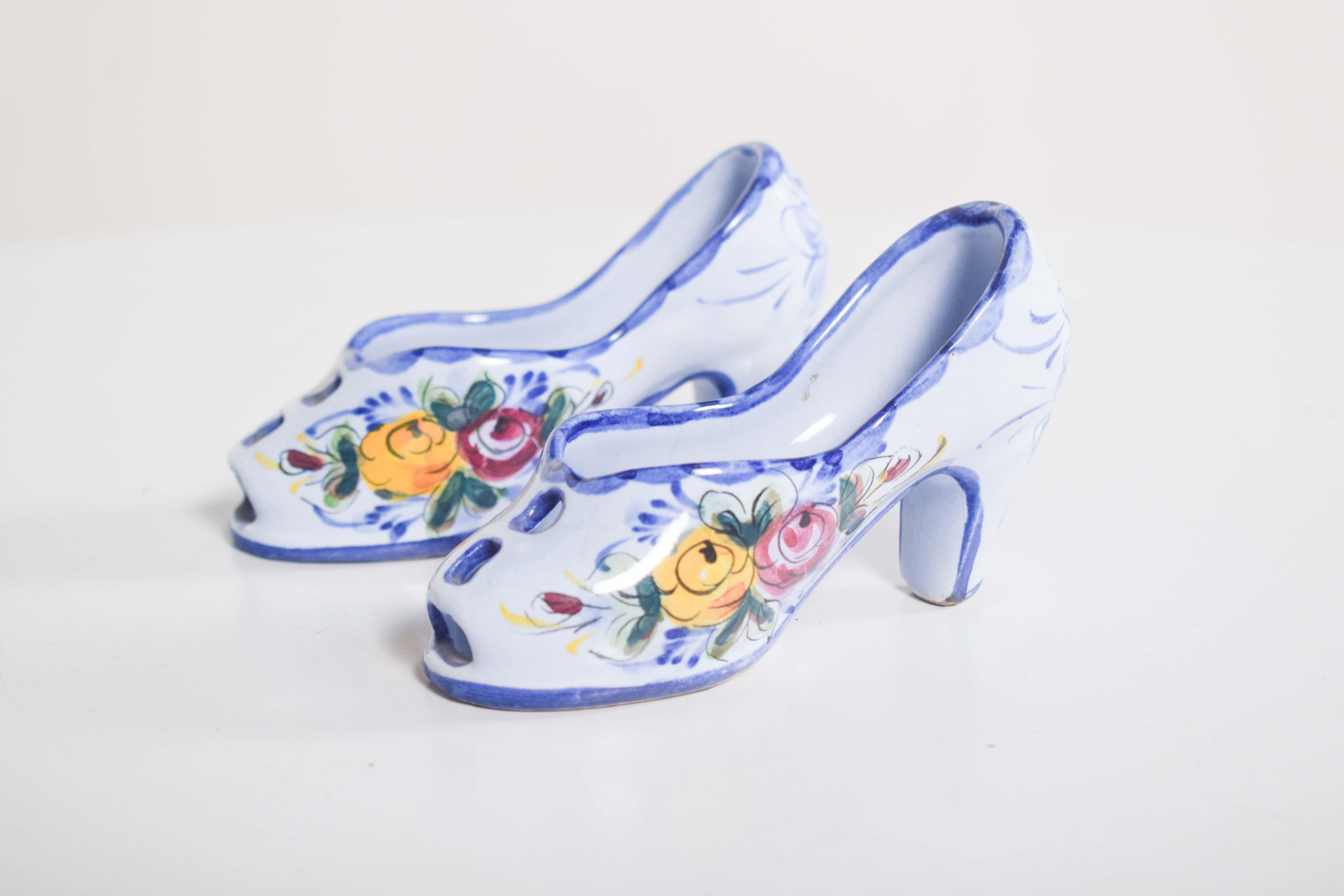 Mid-Century moderno Coppia di scarpe portoghesi in ceramica, Alcobaça in vendita