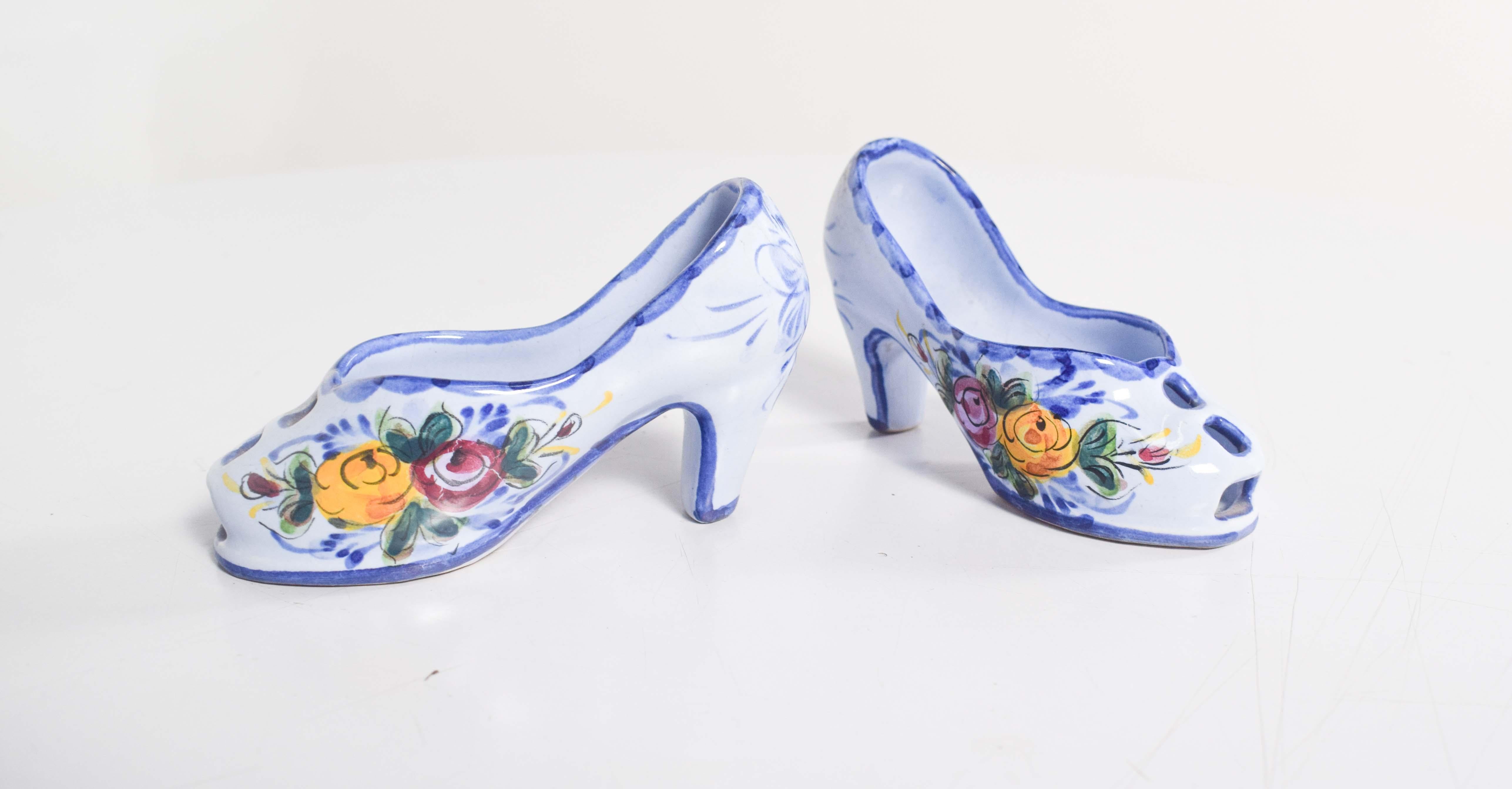 Portoghese Coppia di scarpe portoghesi in ceramica, Alcobaça in vendita