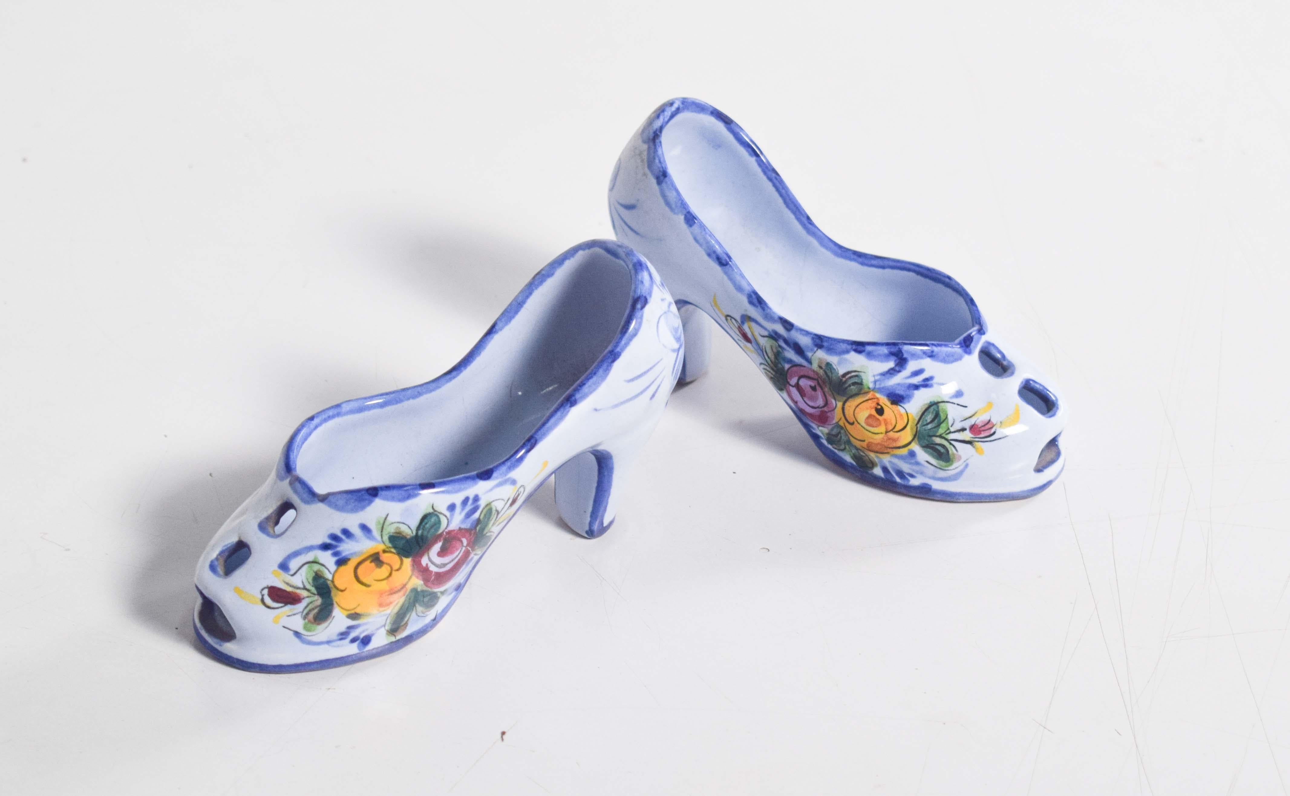 Coppia di scarpe portoghesi in ceramica, Alcobaça In condizioni buone in vendita a Lisboa, Lisboa