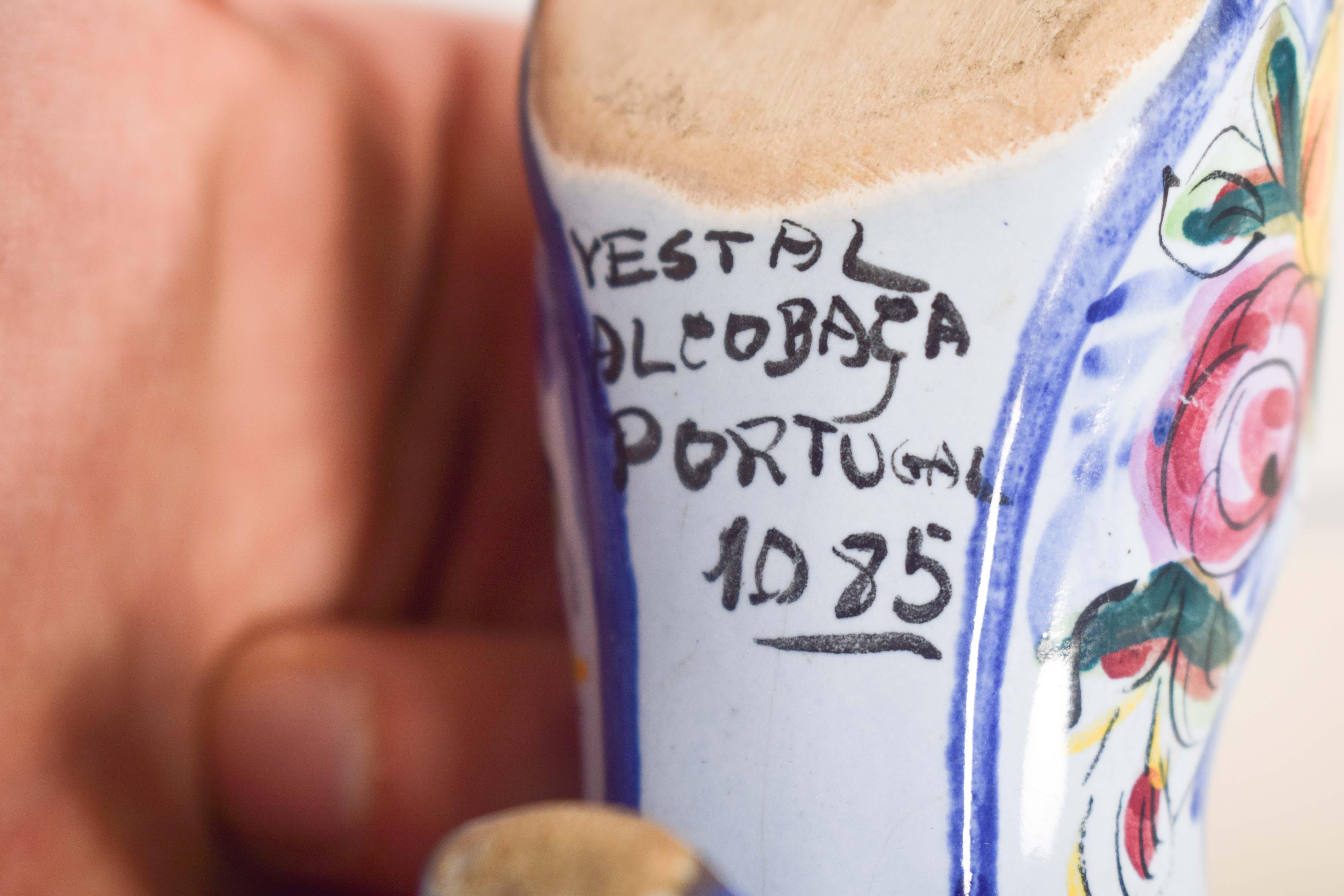 XX secolo Coppia di scarpe portoghesi in ceramica, Alcobaça in vendita