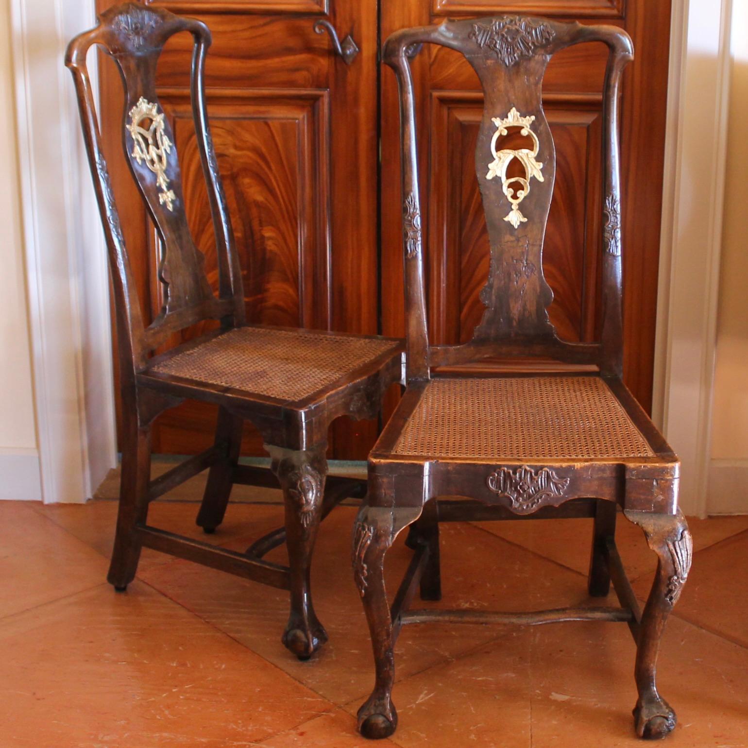 Paar portugiesische geschnitzte Rokoko-Beistellstühle (Handgeschnitzt) im Angebot