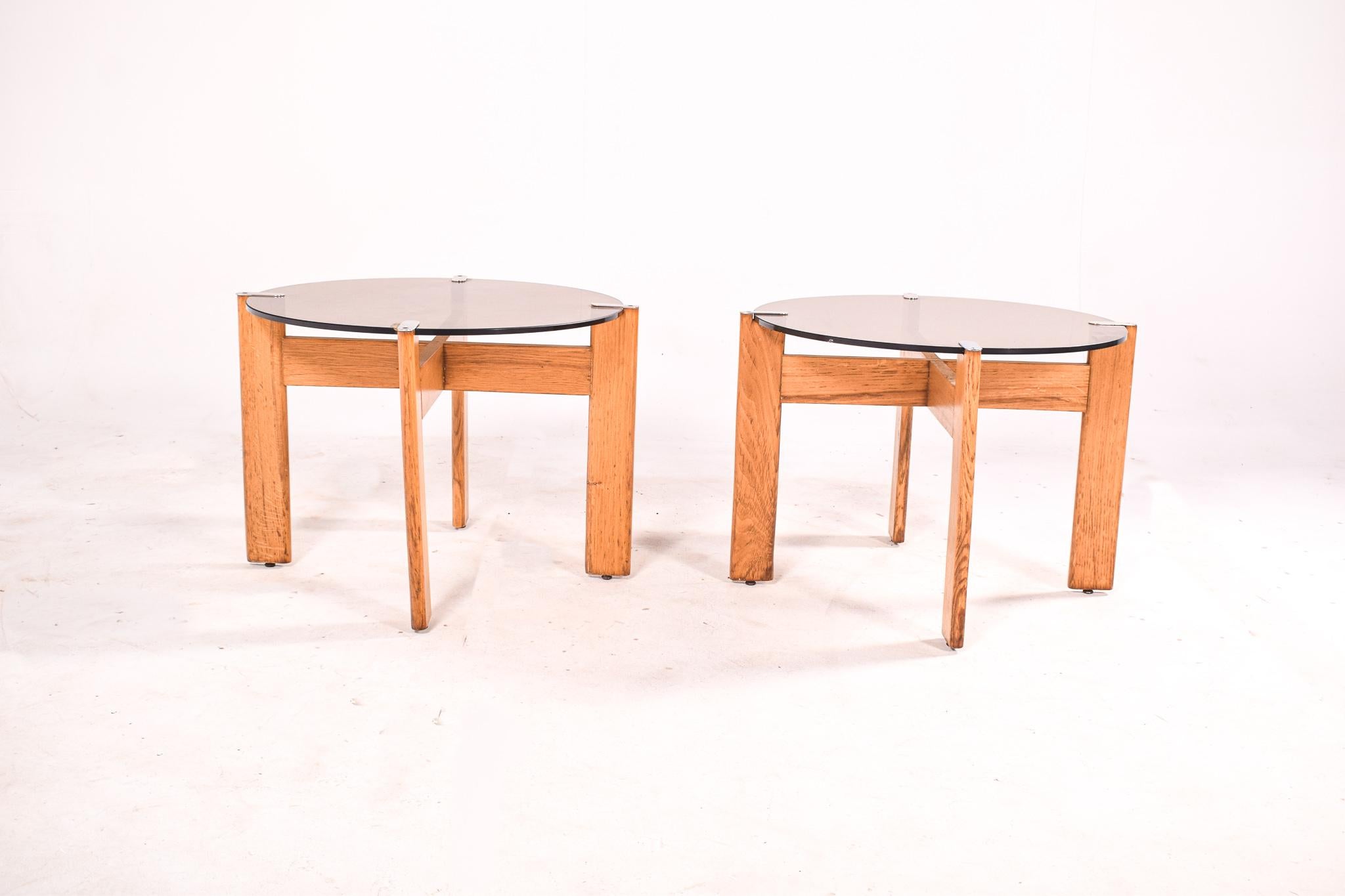 Dieses Paar portugiesischer Beistelltische aus den 1980er Jahren ist ein Beispiel für die schlichte und funktionale Ästhetik, die die Designtrends des Jahrzehnts prägte. Die aus Eichenholz gefertigten Tische weisen eine natürliche, einladende