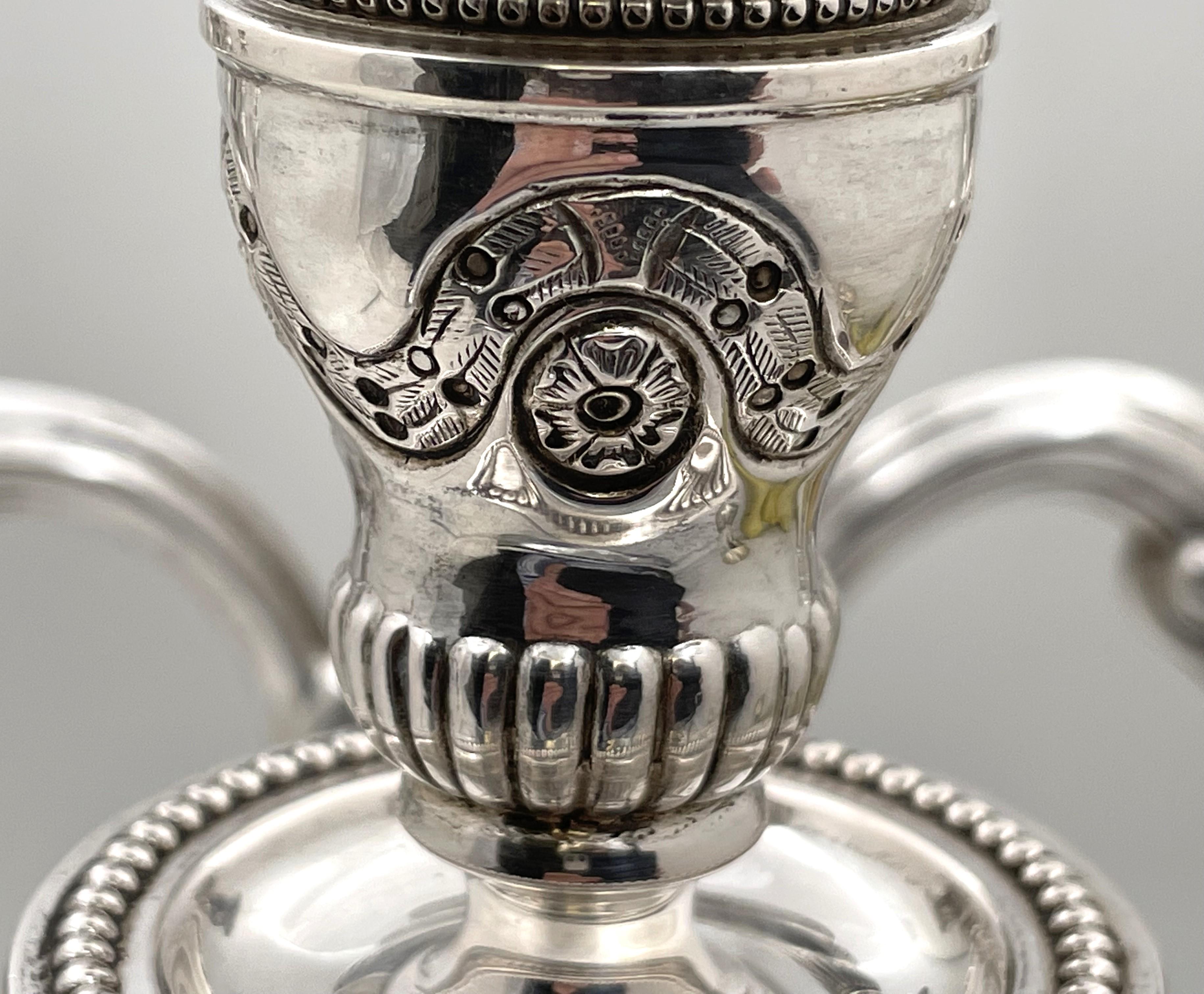 Paar portugiesische 5-Licht-Kandelaber aus Silber mit verschnörkelten Motiven im Angebot 5