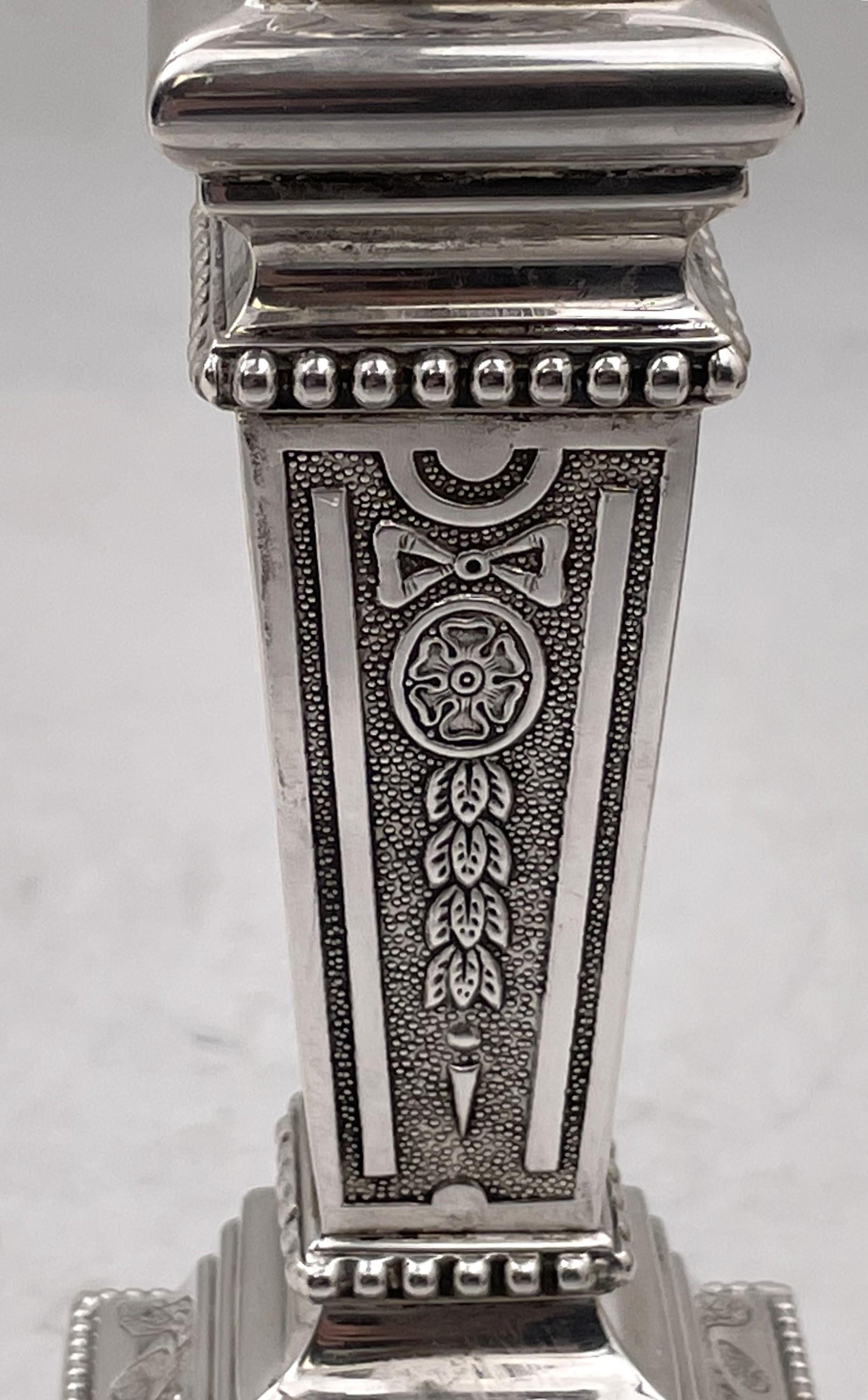 Paar portugiesische 5-Licht-Kandelaber aus Silber mit verschnörkelten Motiven im Angebot 6