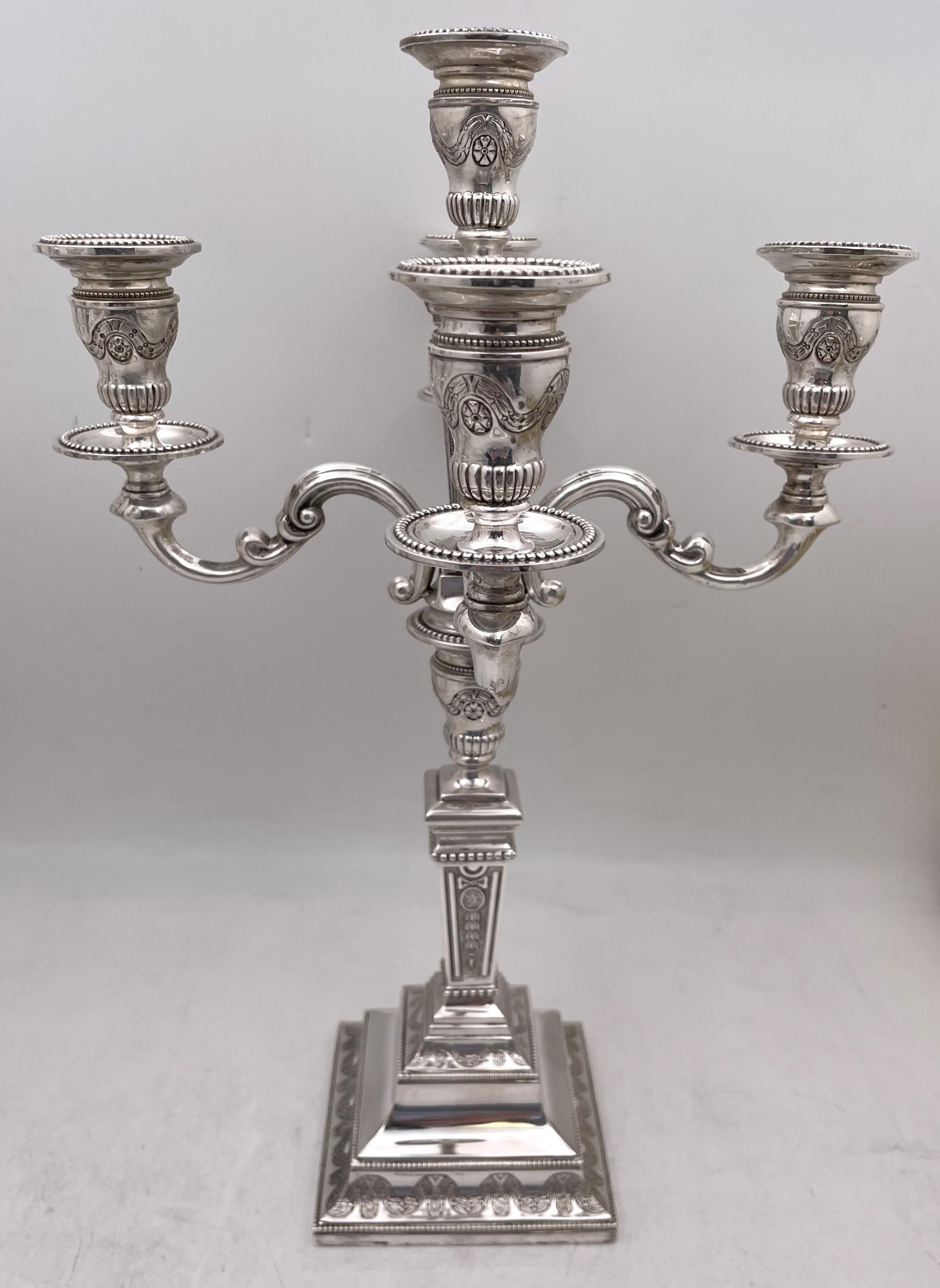 Portoghese Coppia di candelabri portoghesi a 5 luci in argento con motivi ornamentali in vendita