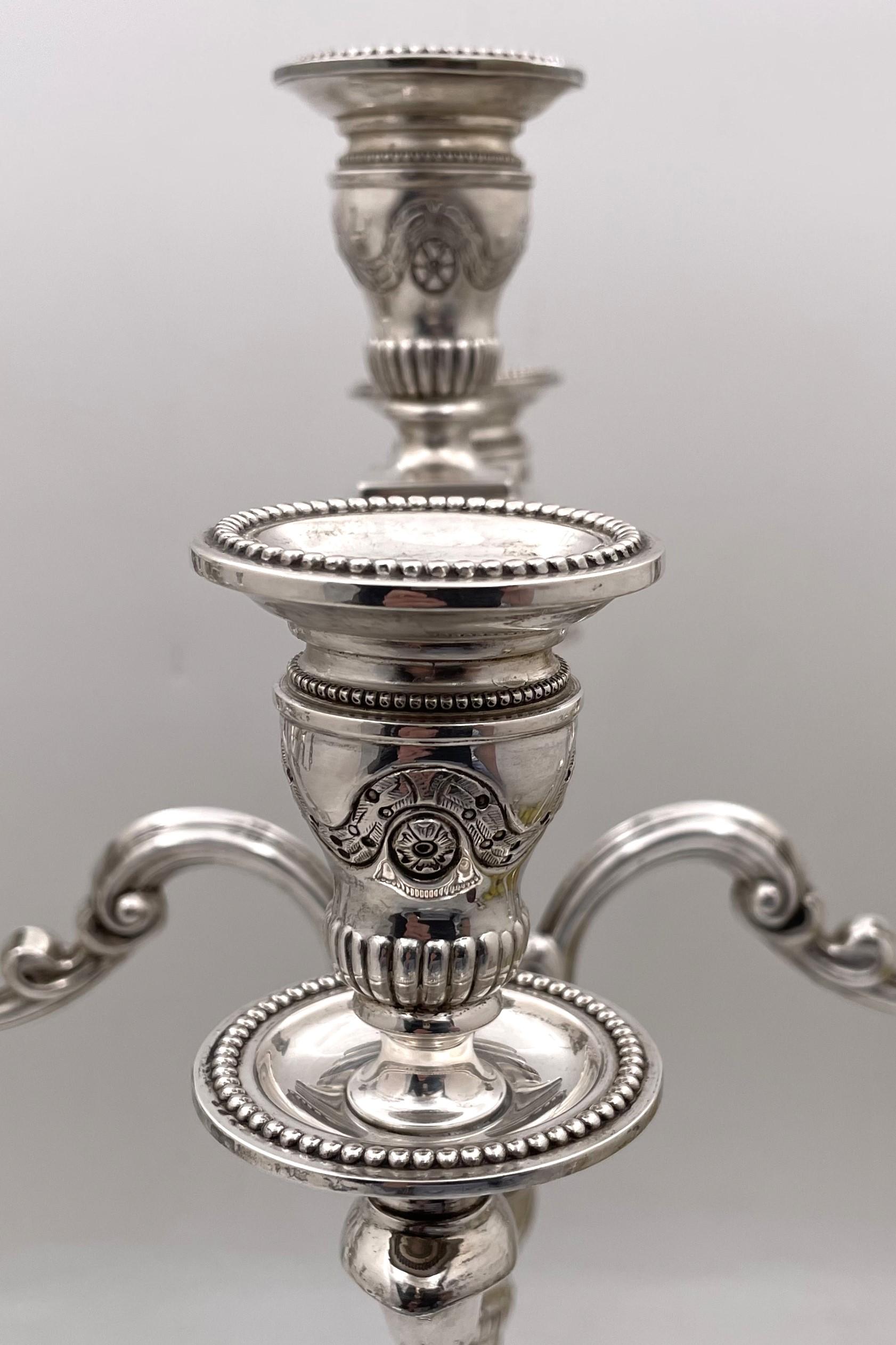 Coppia di candelabri portoghesi a 5 luci in argento con motivi ornamentali In condizioni buone in vendita a New York, NY