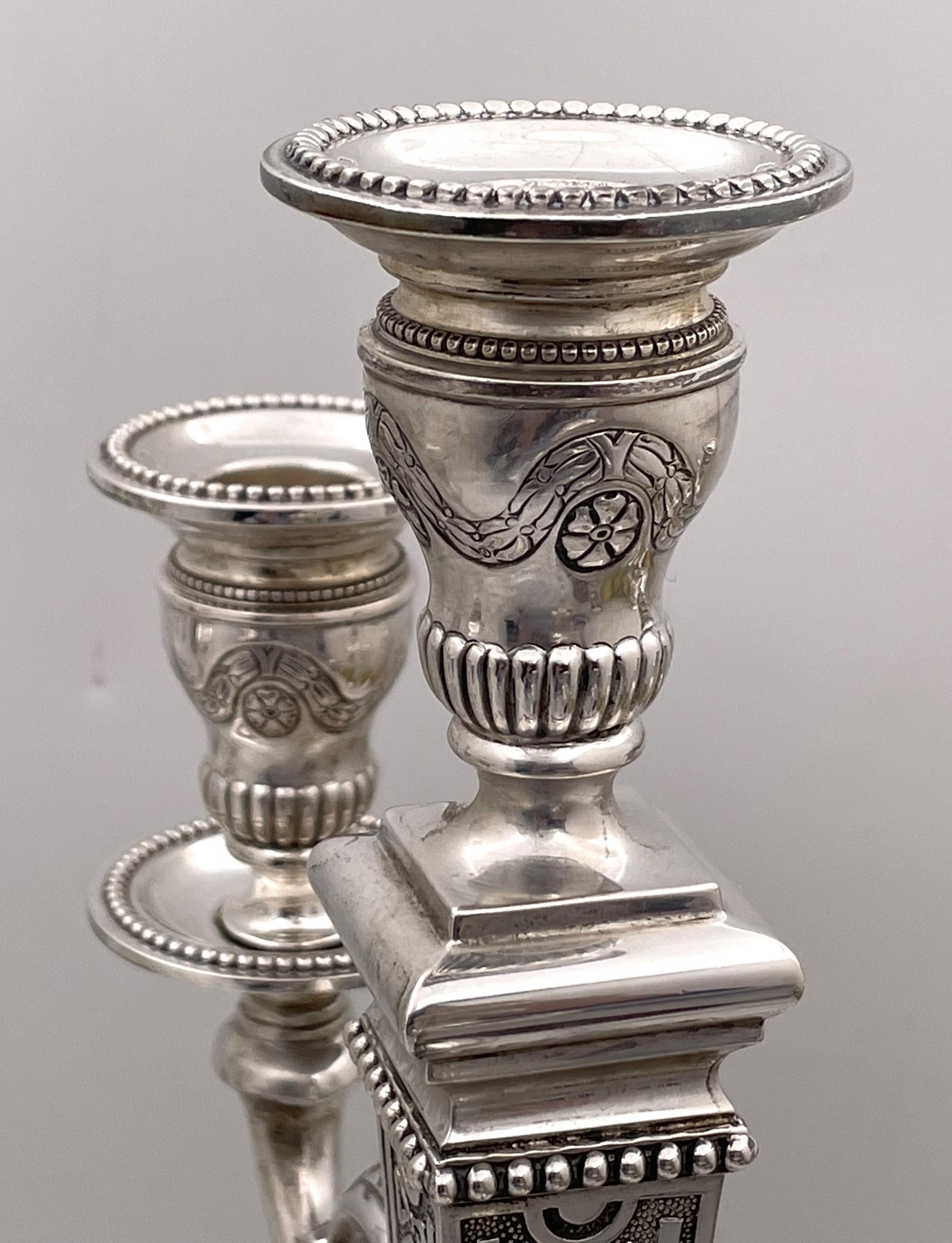 Paar portugiesische 5-Licht-Kandelaber aus Silber mit verschnörkelten Motiven (20. Jahrhundert) im Angebot