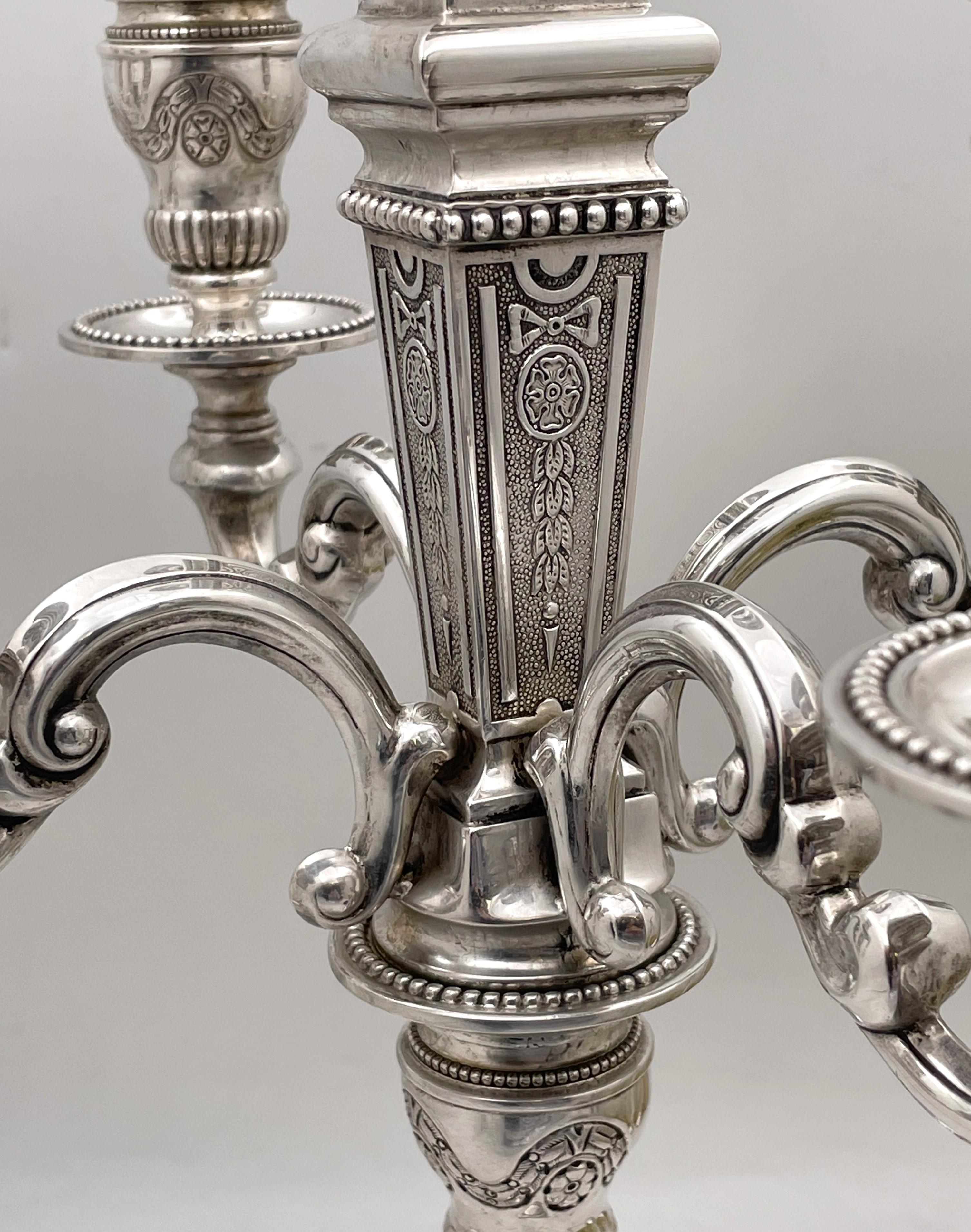 Paar portugiesische 5-Licht-Kandelaber aus Silber mit verschnörkelten Motiven im Angebot 1