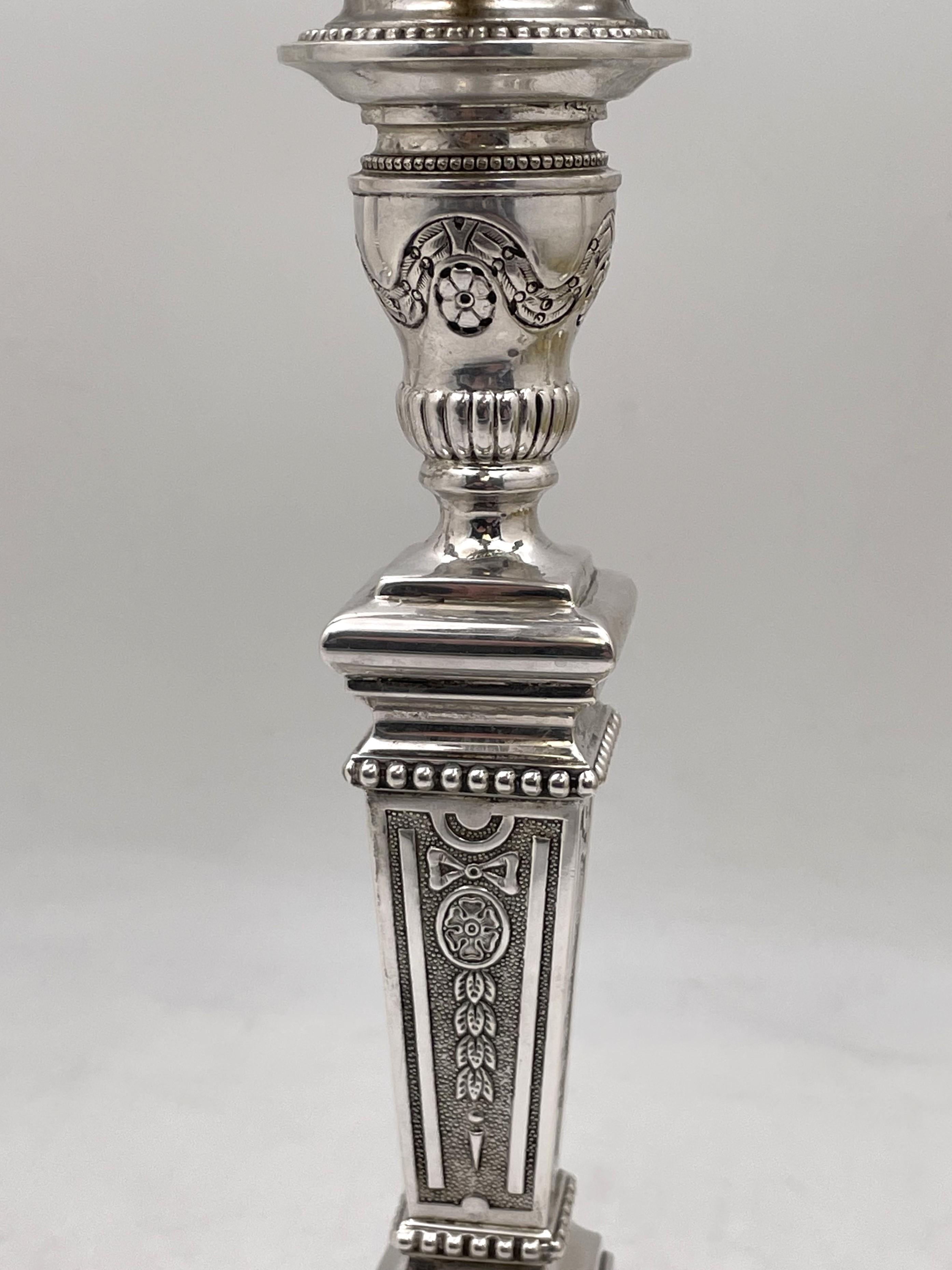 Paar portugiesische 5-Licht-Kandelaber aus Silber mit verschnörkelten Motiven im Angebot 2