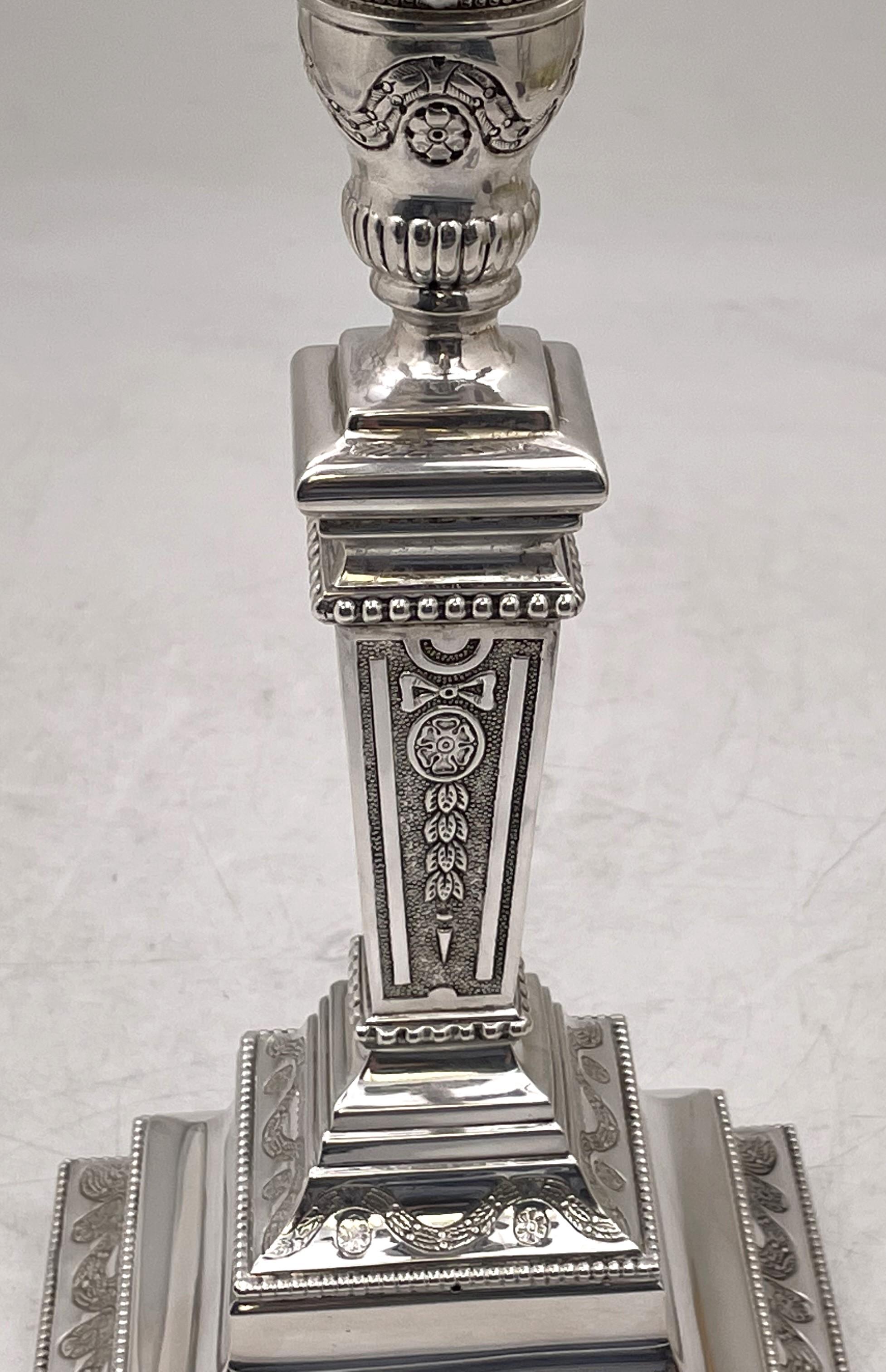 Coppia di candelabri portoghesi a 5 luci in argento con motivi ornamentali in vendita 3