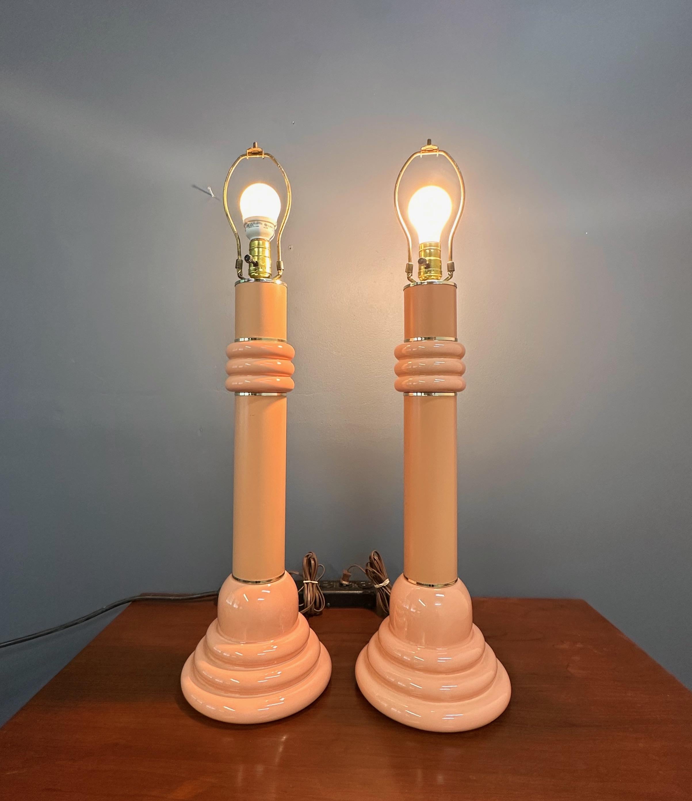 Zwei postmoderne Keramik-Tischlampen aus den 1980er Jahren in Pfirsichfarben mit Messingbeschlägen (Postmoderne) im Angebot