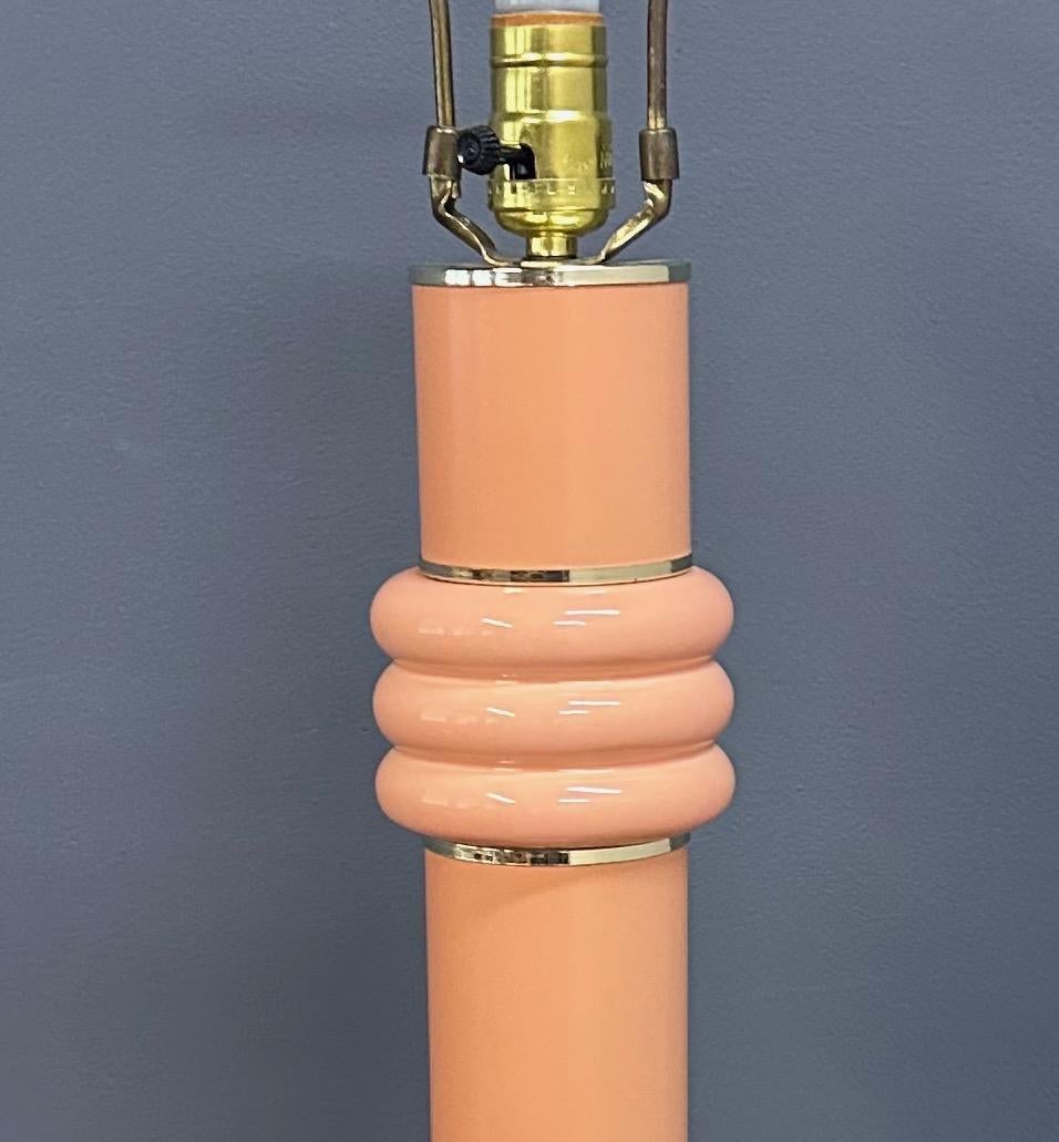 Zwei postmoderne Keramik-Tischlampen aus den 1980er Jahren in Pfirsichfarben mit Messingbeschlägen (Nordamerikanisch) im Angebot