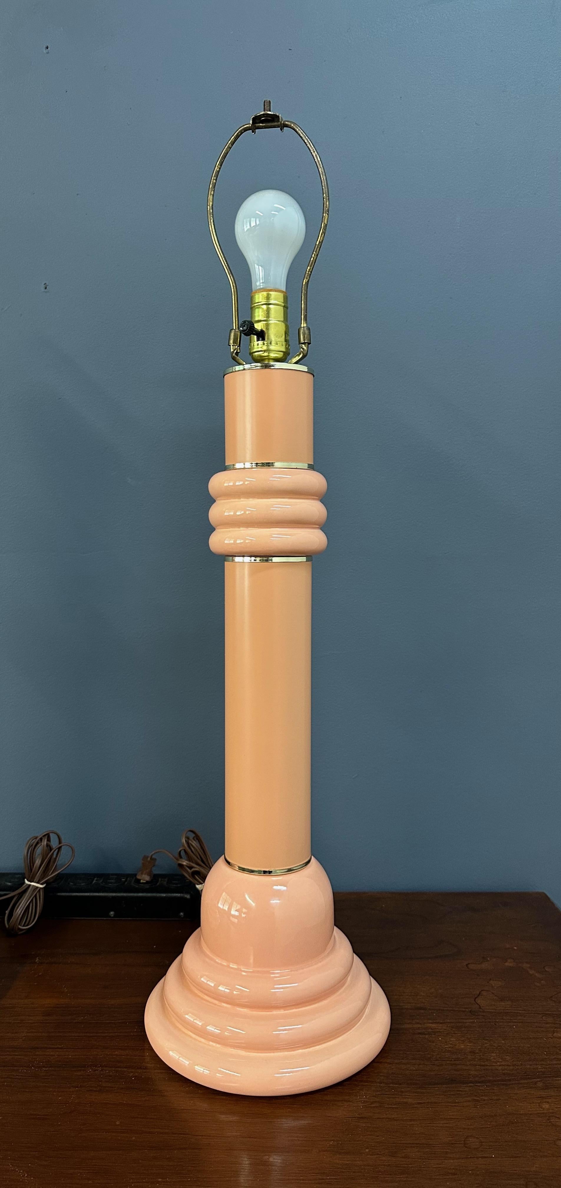 Zwei postmoderne Keramik-Tischlampen aus den 1980er Jahren in Pfirsichfarben mit Messingbeschlägen im Zustand „Gut“ im Angebot in Philadelphia, PA