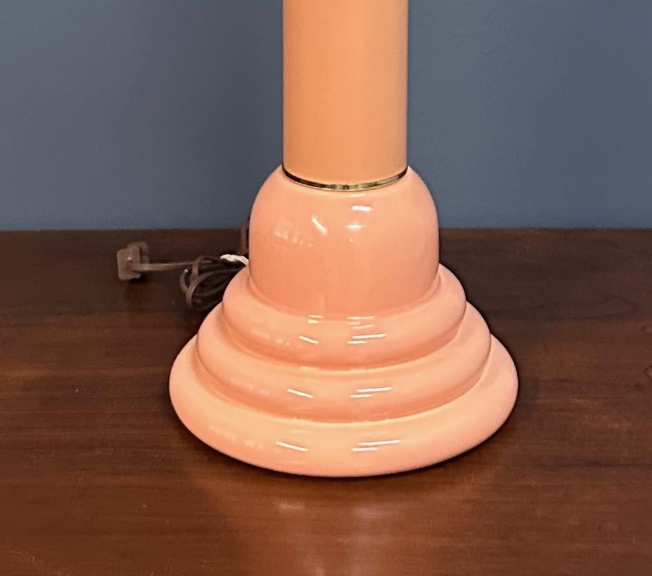Zwei postmoderne Keramik-Tischlampen aus den 1980er Jahren in Pfirsichfarben mit Messingbeschlägen (20. Jahrhundert) im Angebot