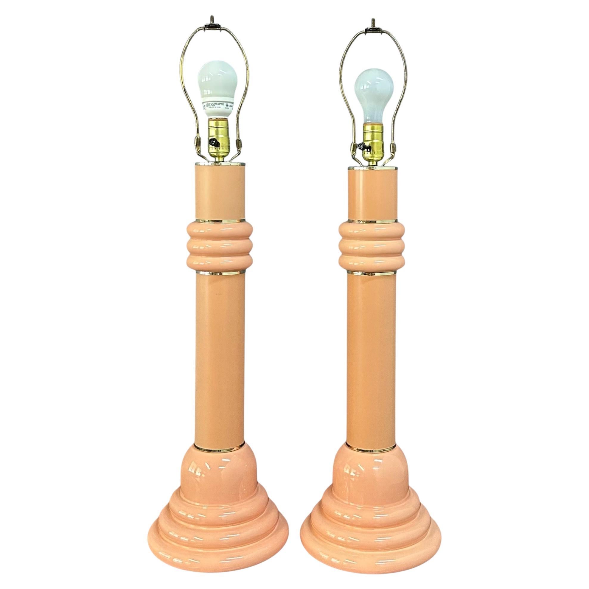Zwei postmoderne Keramik-Tischlampen aus den 1980er Jahren in Pfirsichfarben mit Messingbeschlägen im Angebot