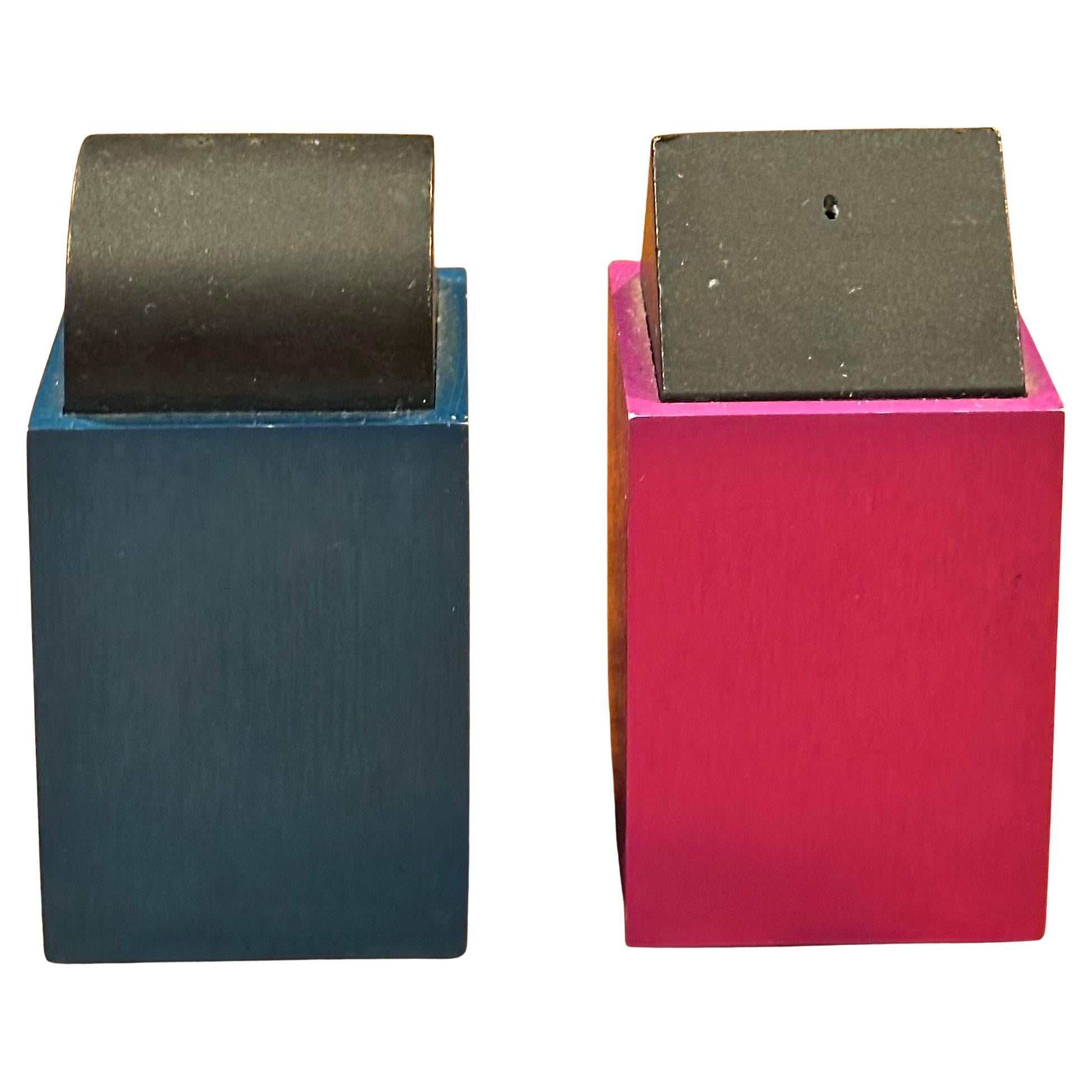 Très belle paire de salières et poivrières post-modernes en aluminium anodisé par David Tisdale pour Elika, vers les années 1980. L'ensemble est en très bon état et chaque Shaker mesure 1,5 